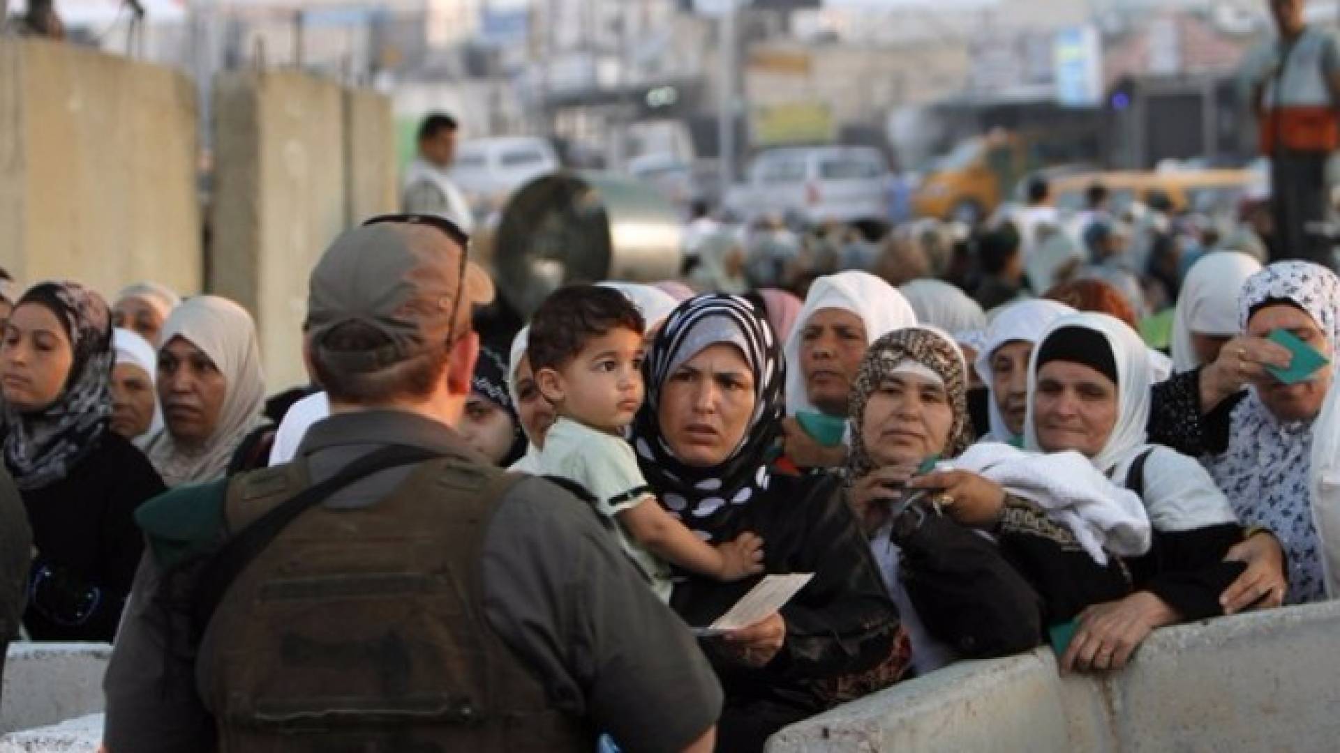 أحد الحواجز التي وضعها جيش الإحتلال في الضفة الغربية - أرشيفية