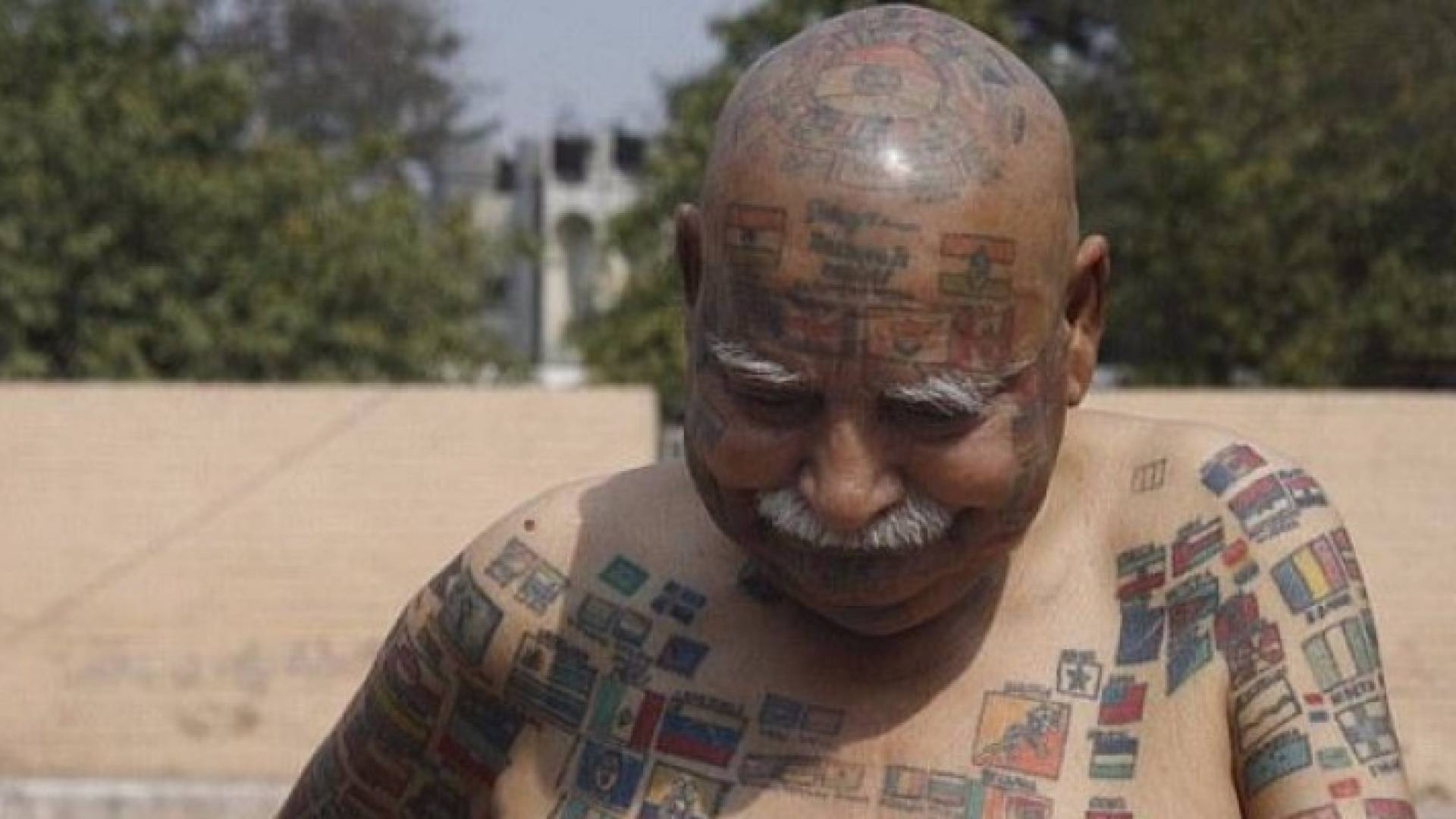 366 علما على جسده 