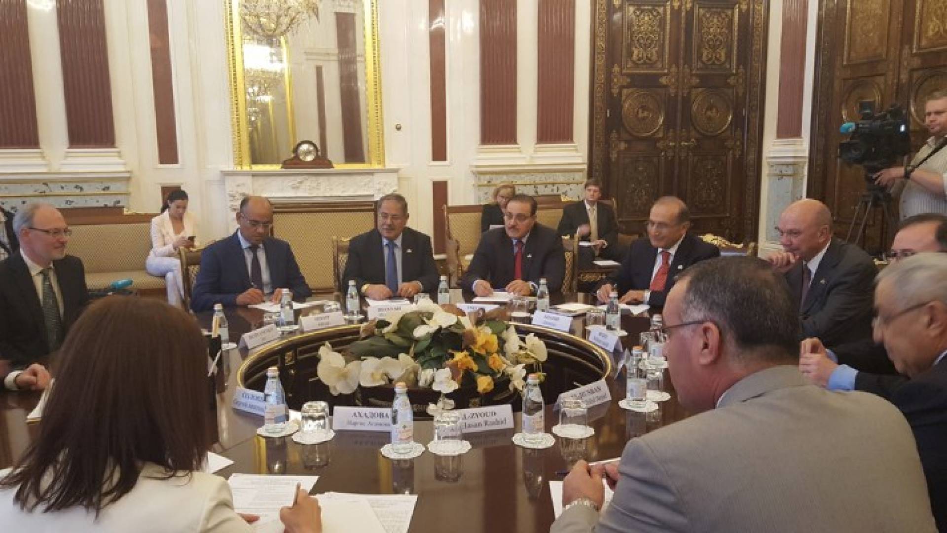 الفايز يبحث مع مسؤولين روس سبل تعزيز العلاقات بين البلدين