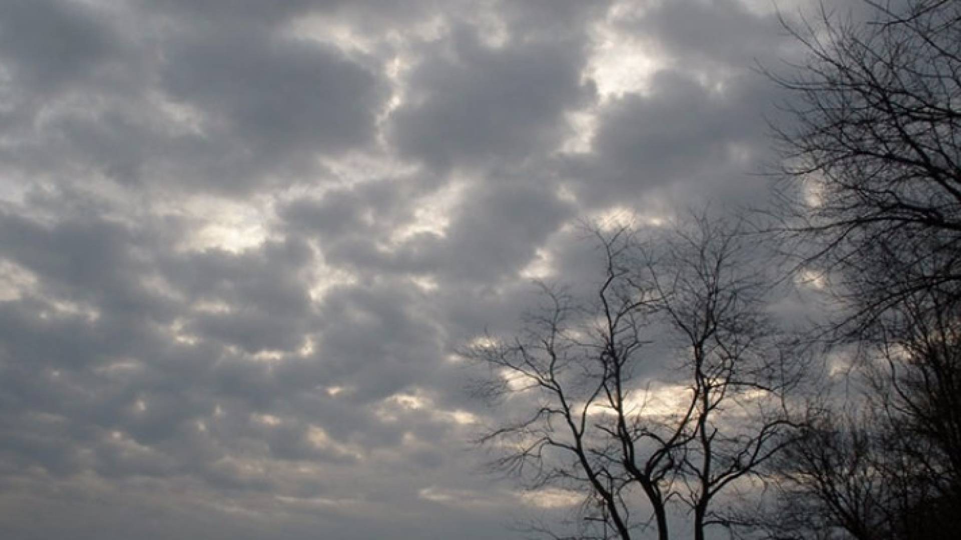 طقس السبت: انخفاض قليل آخر على الحرارة وزخات مطرية محتملة