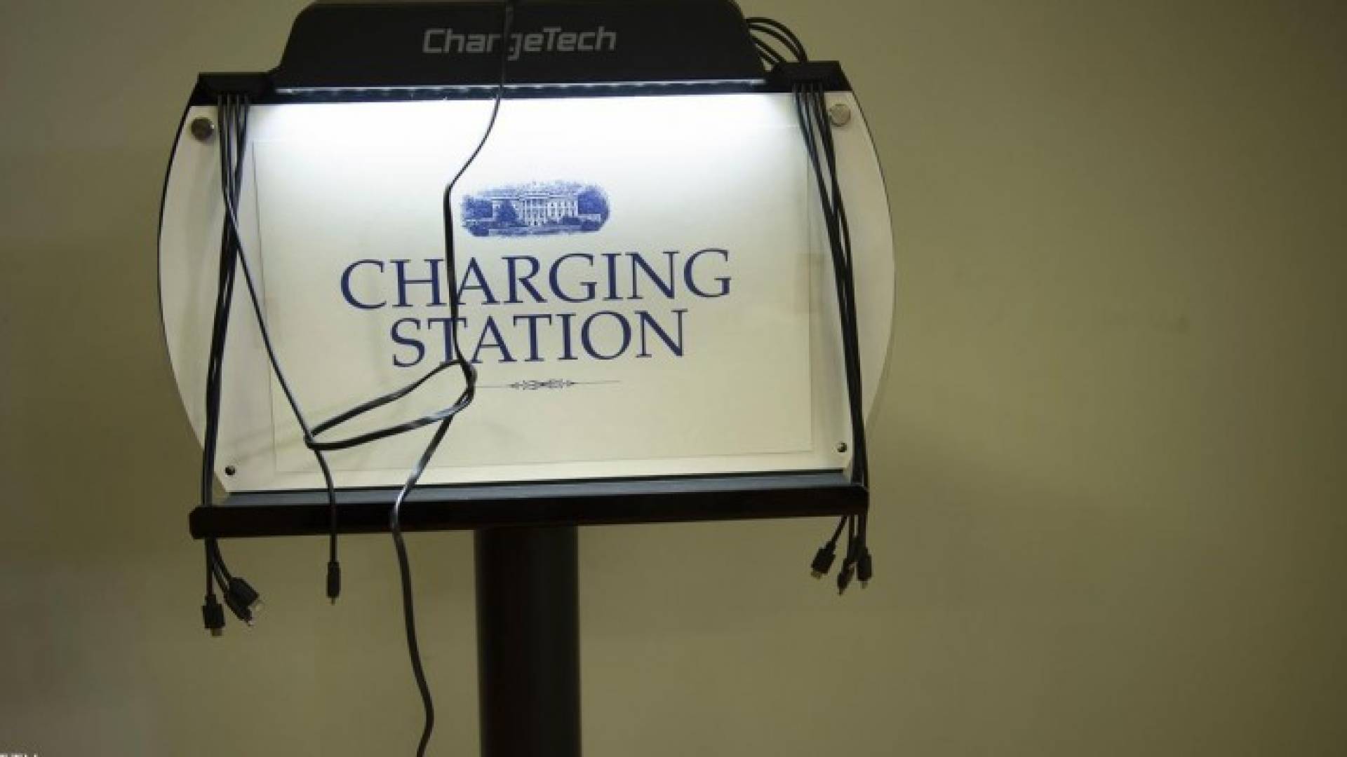  أجهزة الشحن العامة تعرض الهواتف الذكية لخطر الاختراق