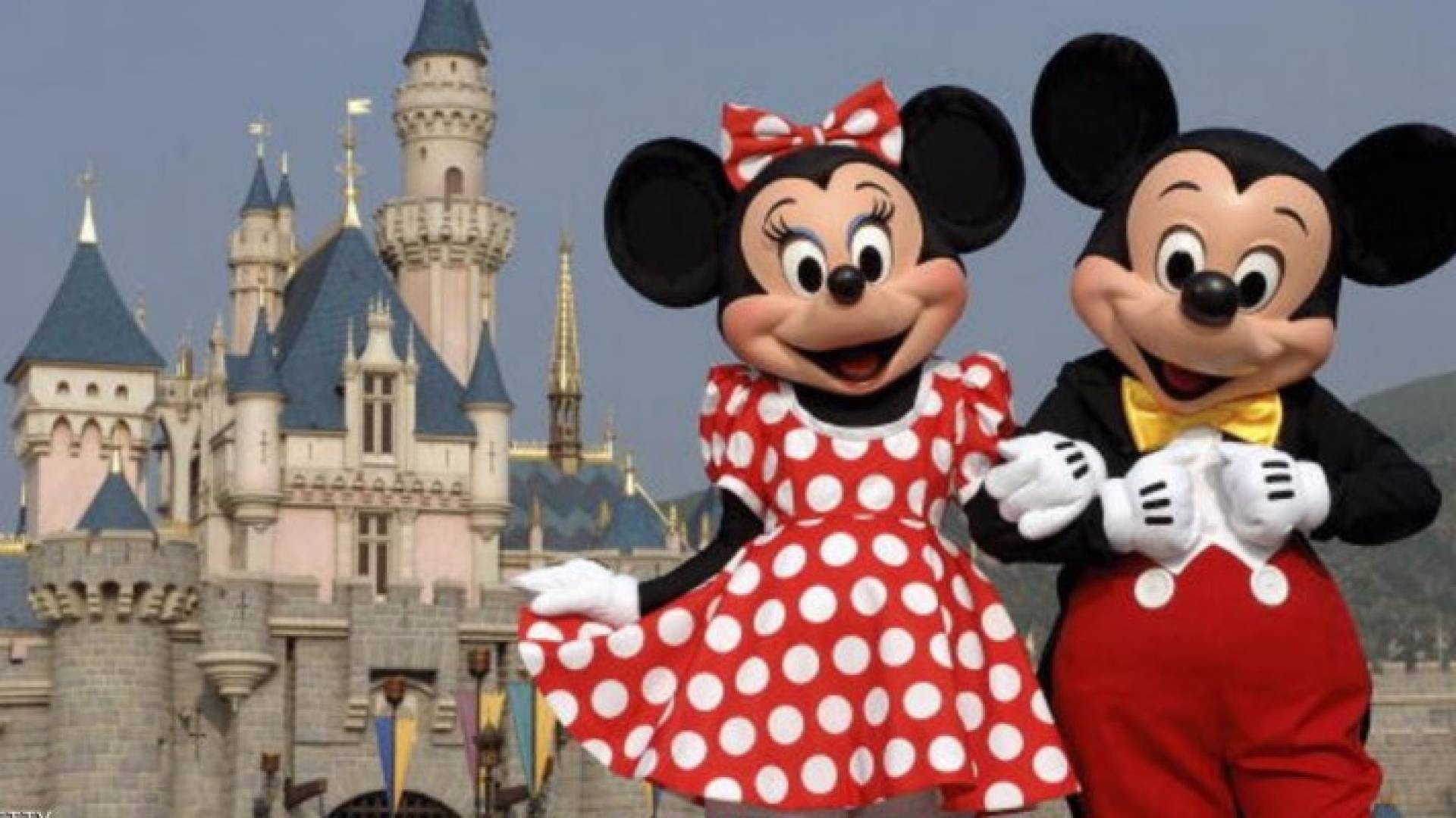 الدميتان ميكي وميني ماروس في ديزني لاند بارك في هونغ كونغ