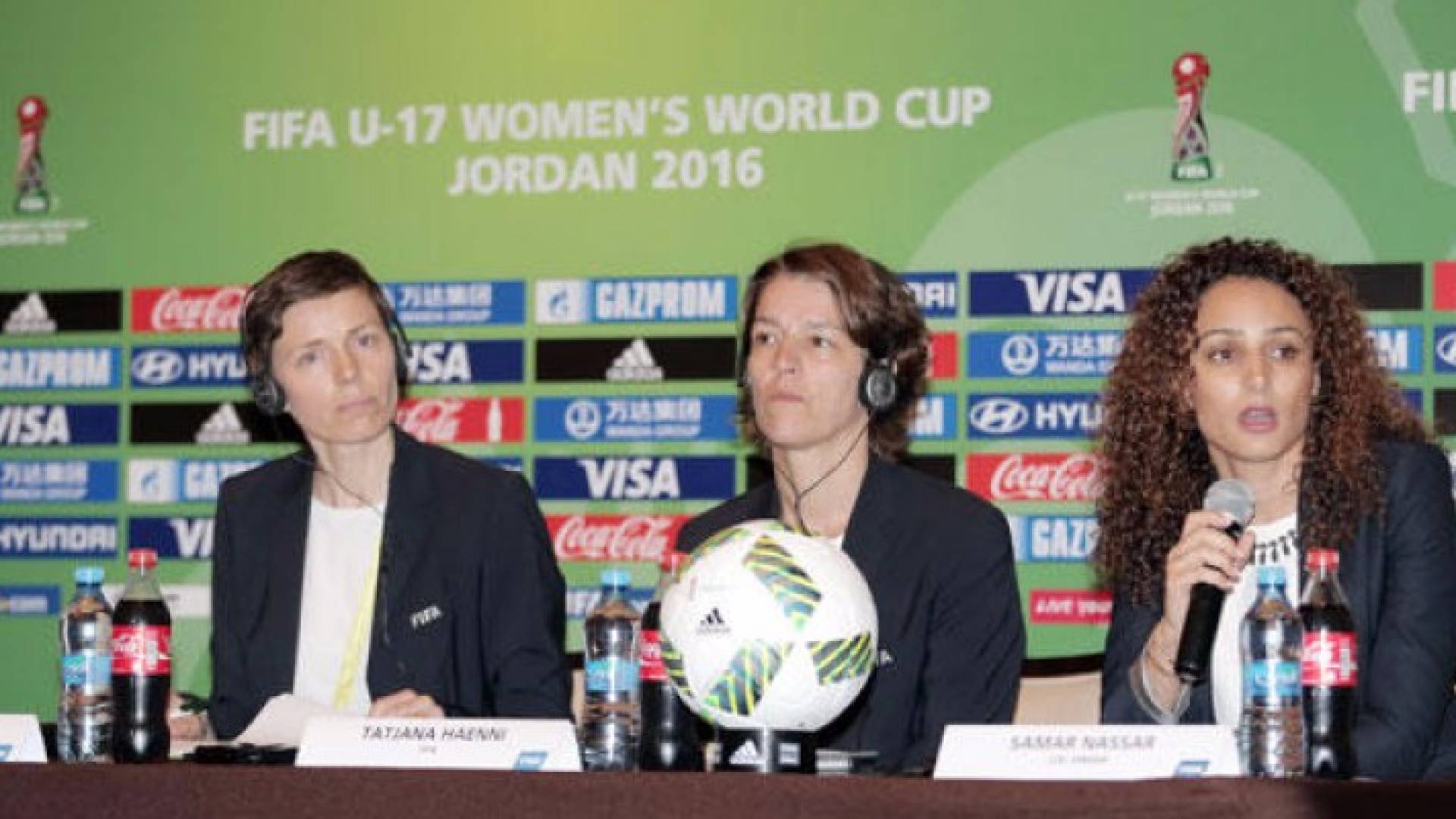 المتحدثات خلال المؤتمر الصحفي في المنصة الرئيسية