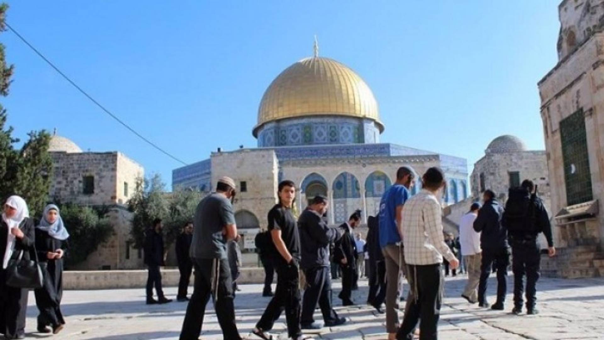 مستوطنون متطرفون يقتحمون باحات الأقصى