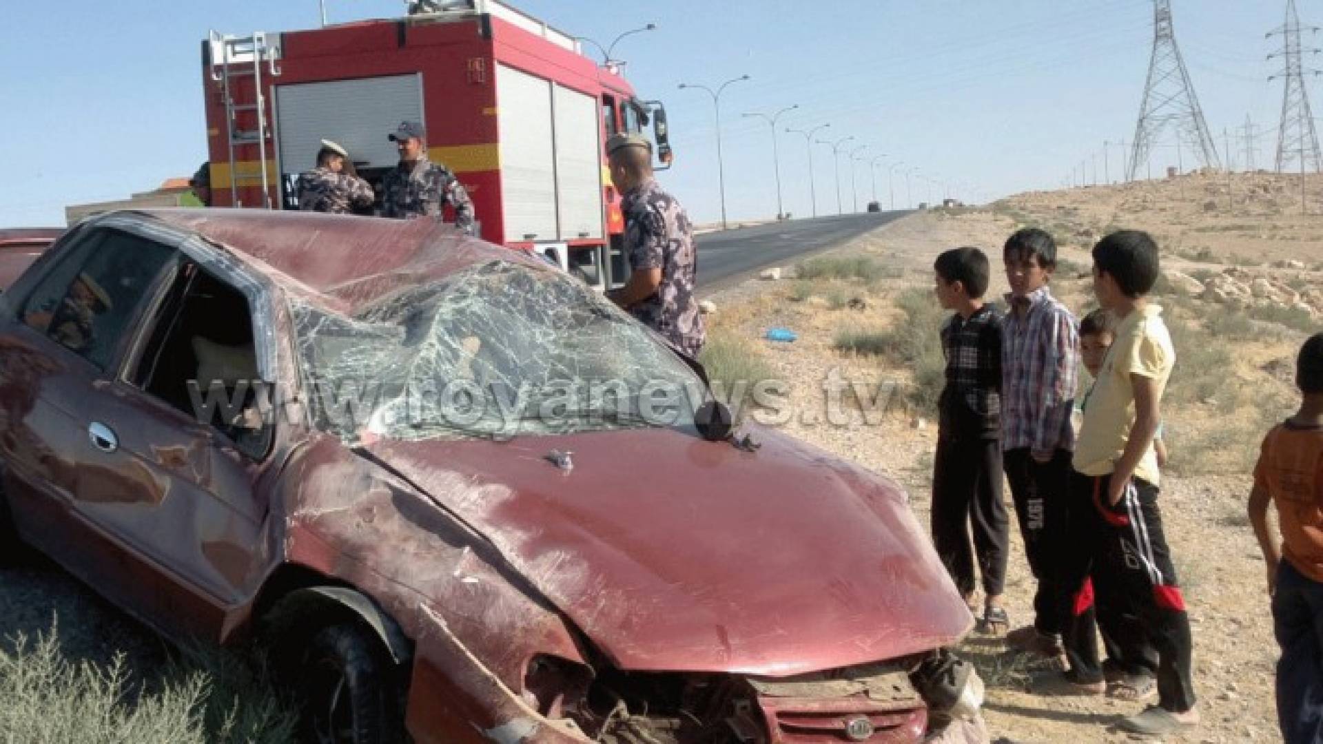 اصابة 3 اشخاص في حادث انقلاب مركبة على الطريق الصحراوي..صور