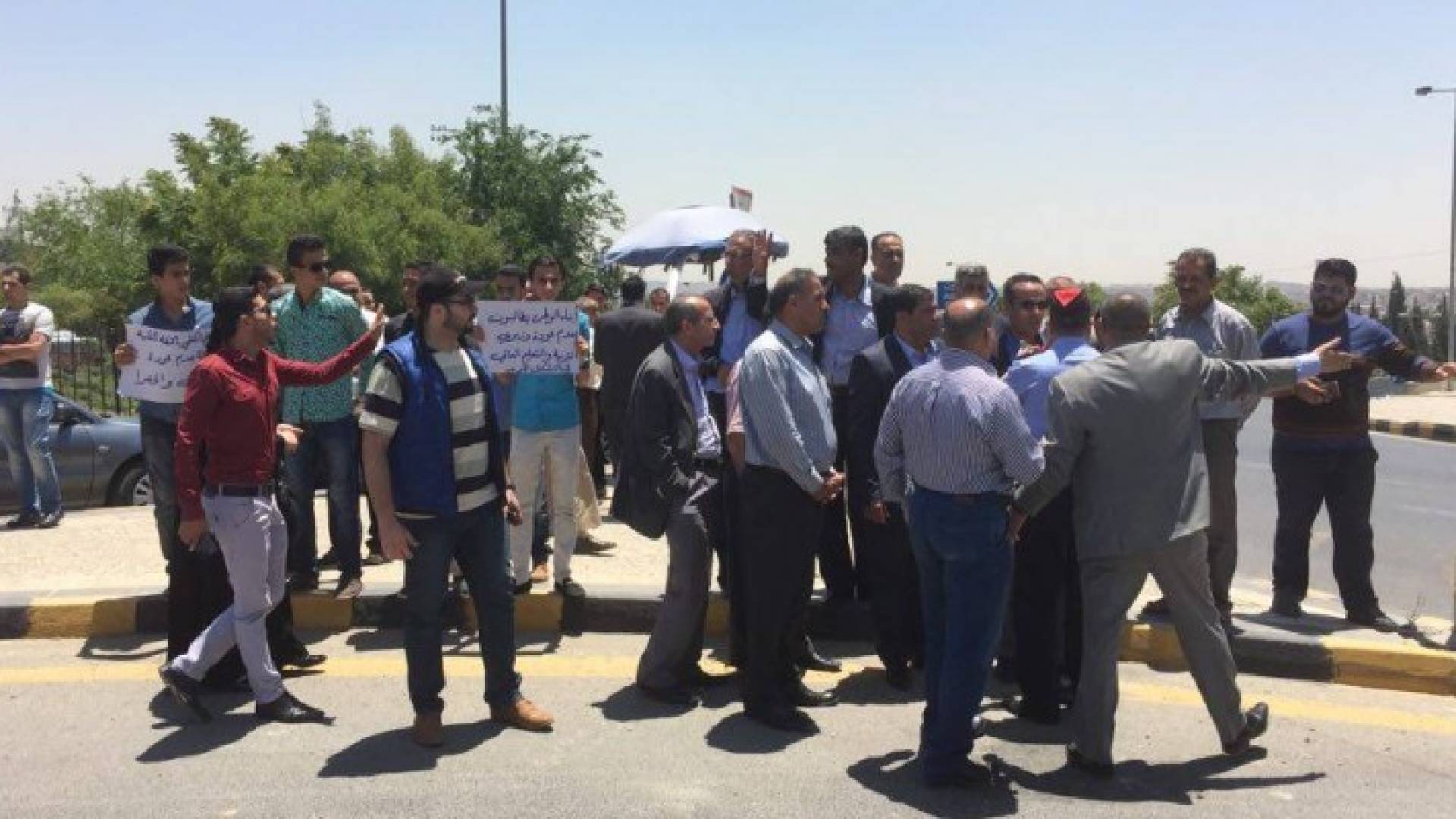 بالصور: اعتصام على " الرابع " ضد الذنيبات والخضرا