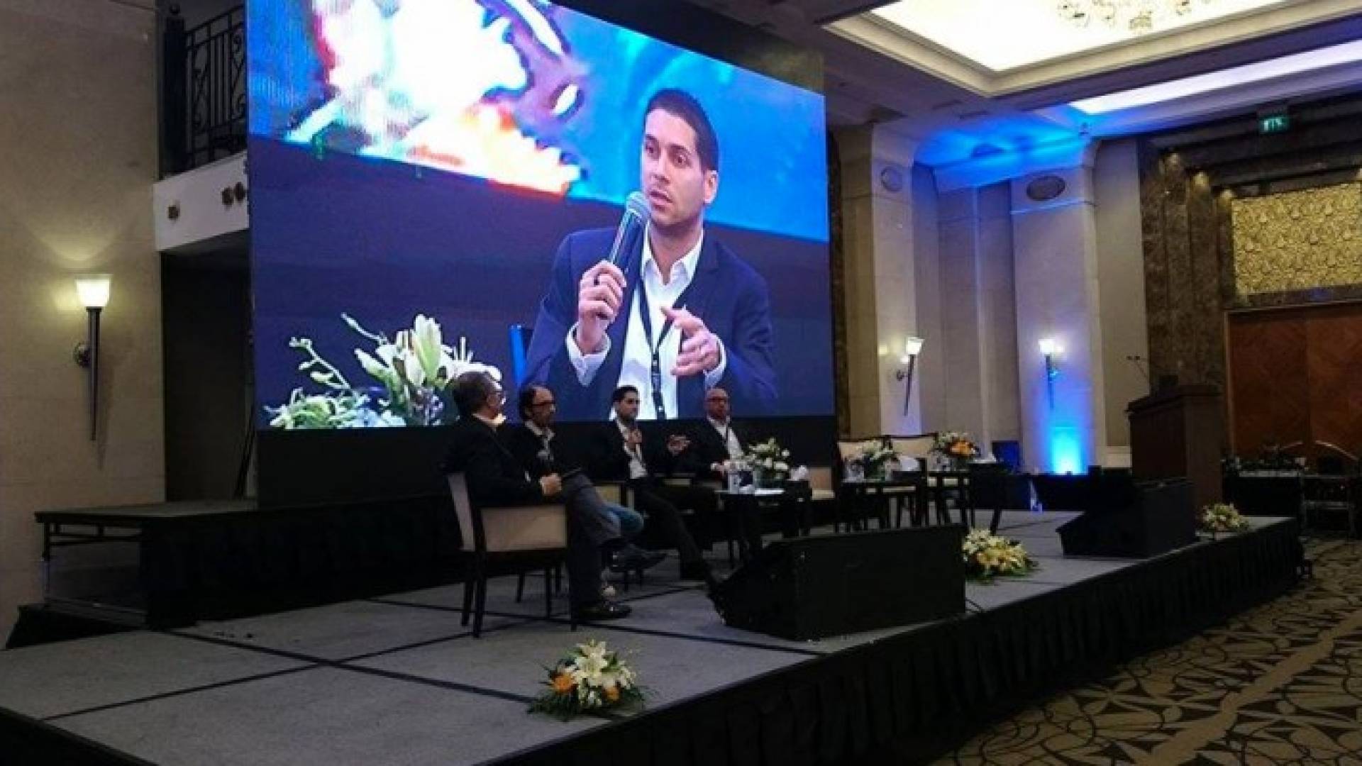 جانب من الجلسة التي شارك بها خبراء في مجال التكنولوجيا والإتصالات والإعلام