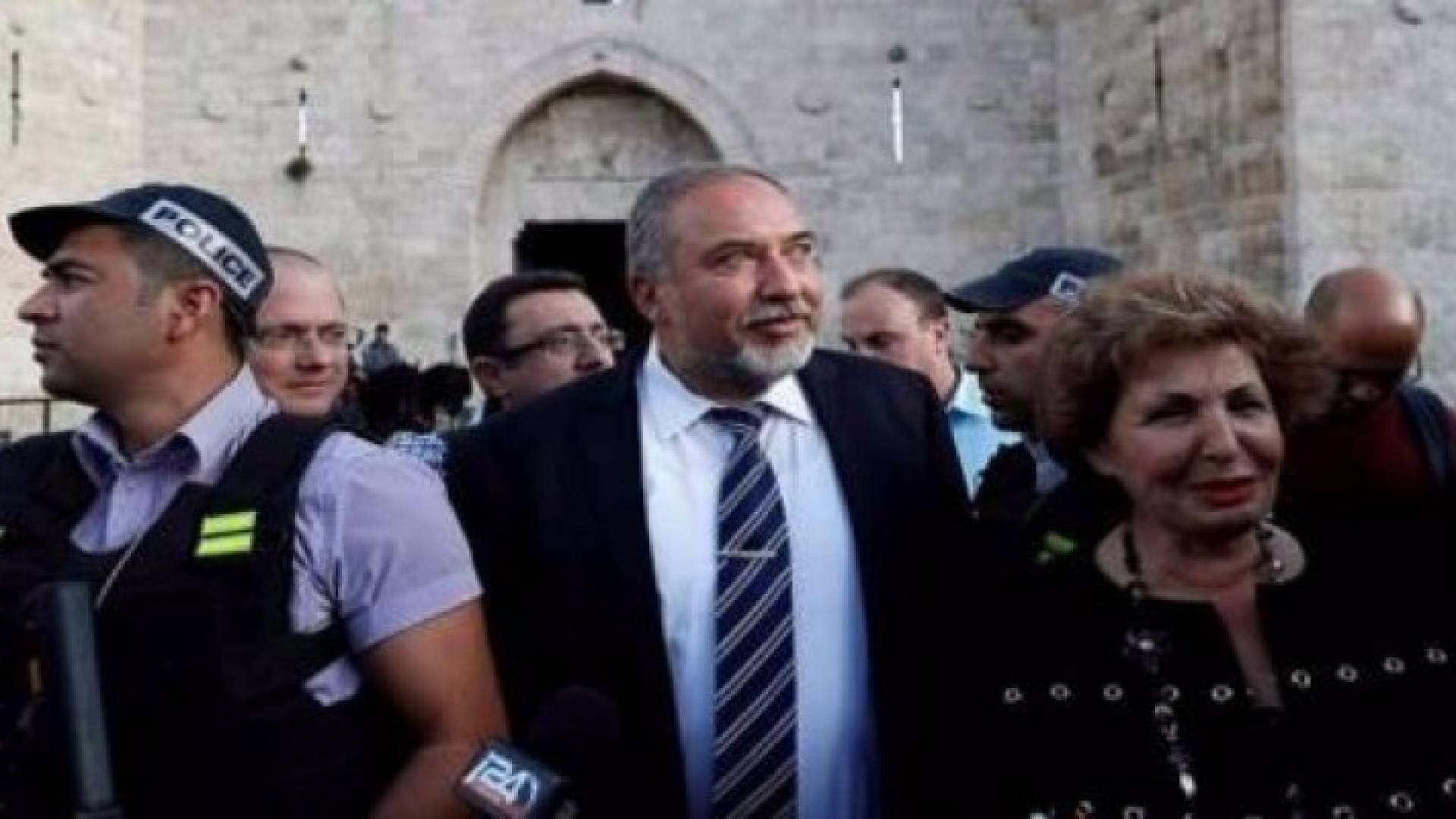 ليبرمان يقتحم الحرم القدسي الشريف