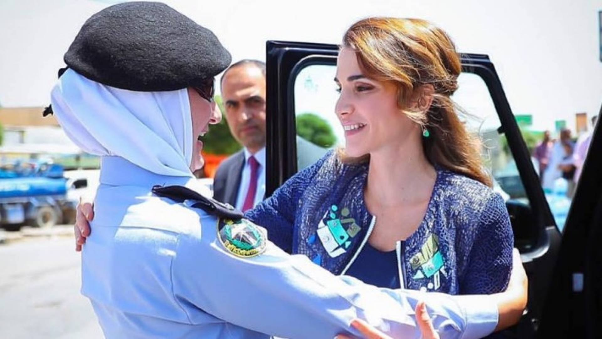 الملكة مع إحدى النشميات خلال توجهها إلى إربد