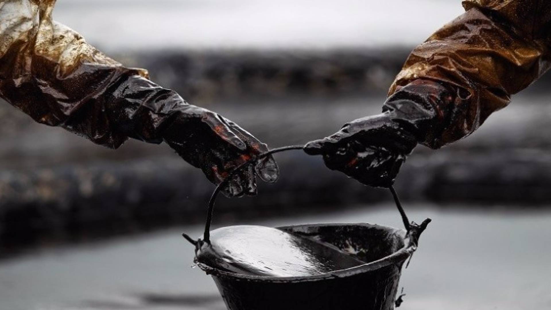 انخفاض اسعار النفط وسط تعاملات حذرة قبل اجتماع اوبك