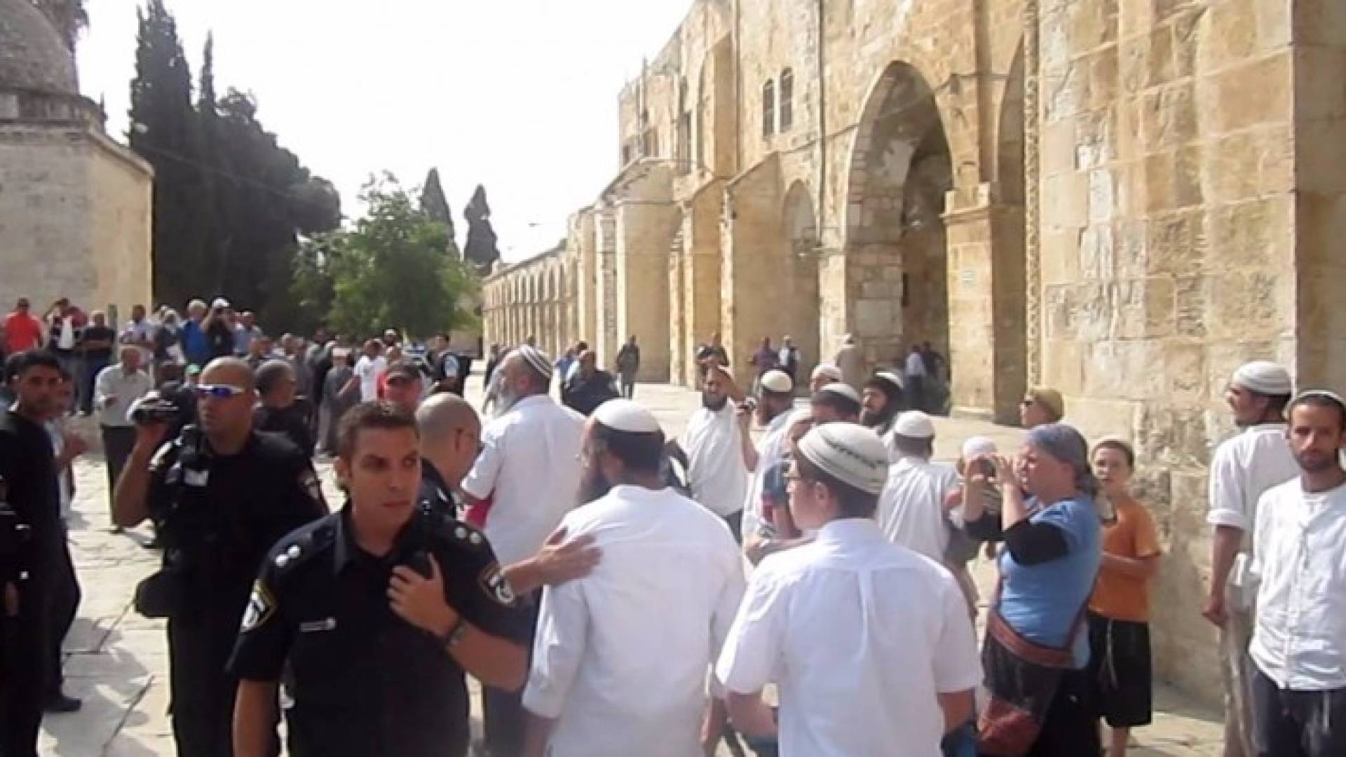 مستوطنون متطرفون يقتحمون باحات الاقصى بحراسة من قوات الاحتلال