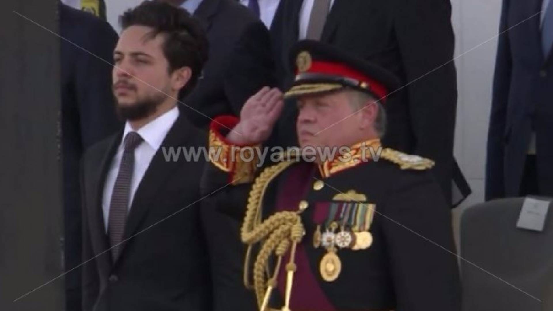 الملك ترافقه كوكبة من الفرسان يصل لحضور "استعراض العلم" .. صور وفيديو