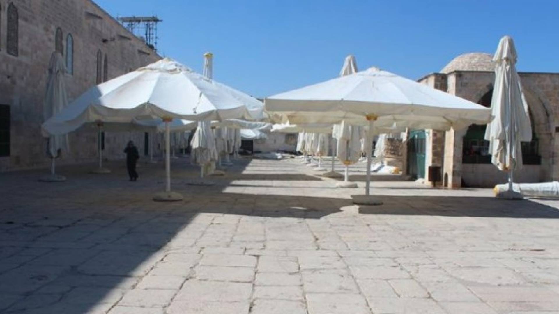 "الأقصى" يكتسي بحلة جديدة لاستقبال المصلين برمضان .. صور