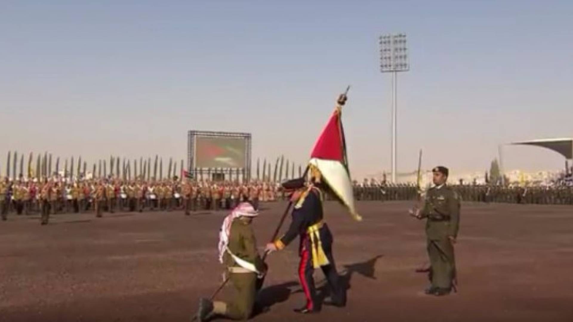 بالفيديو: الملك يسلم راية "الثورة" لكتيبة أم الجيش