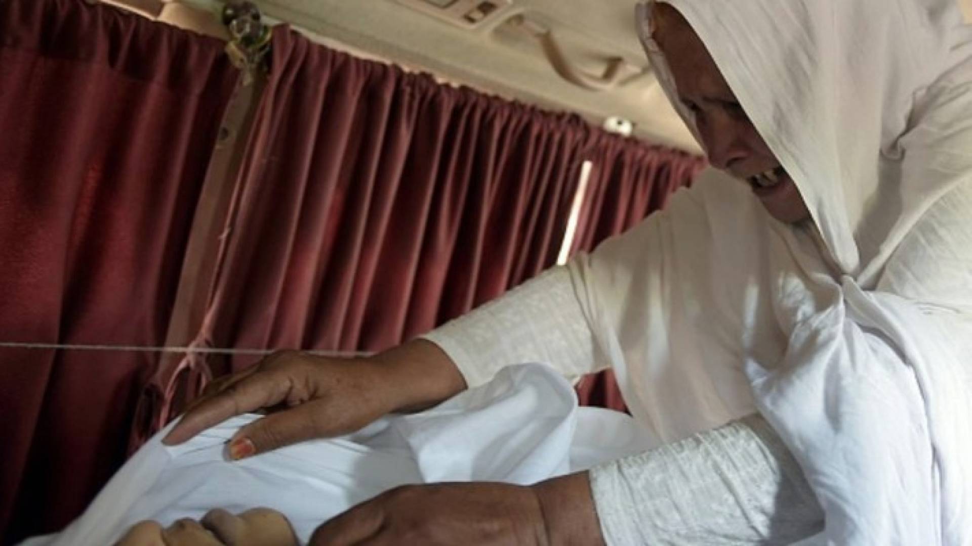 الجدة تودع جثمان حفيدتها المحروقة