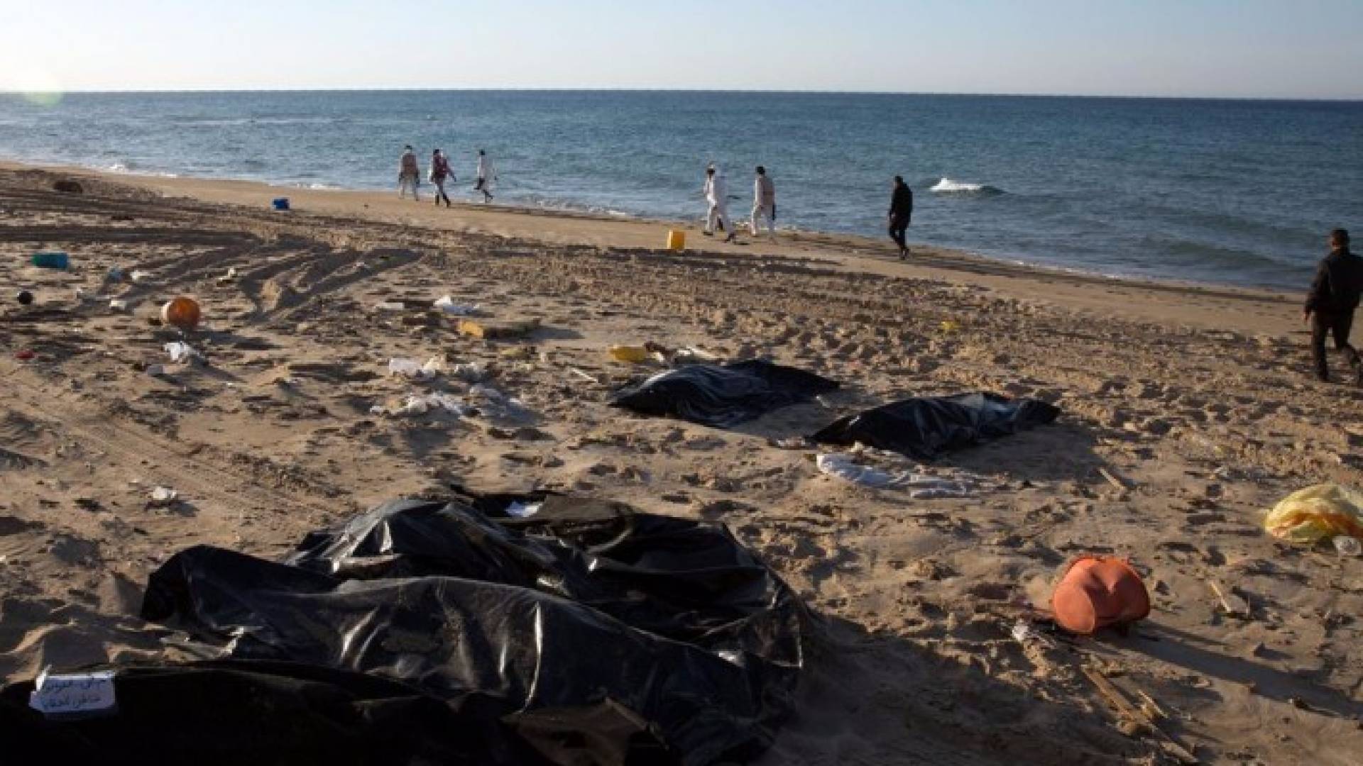 الموج يجرف جثث عشرات اللاجئين إلى ساحل غرب ليبيا