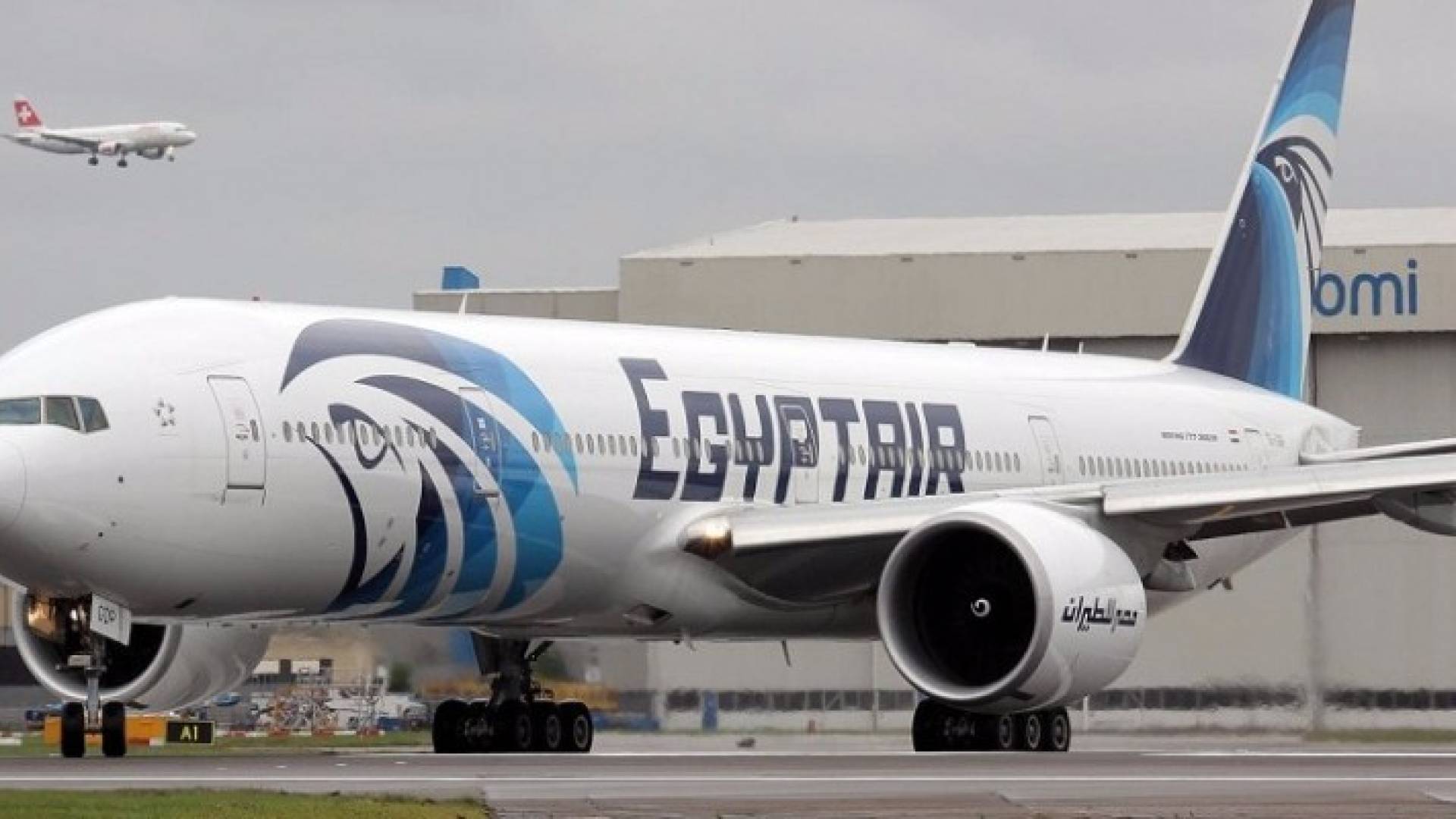 هبطت 3 مرات اضطراريا قبل يوم من تحطمها.. تفاصيل جديدة حول طائرة مصر المنكوبة