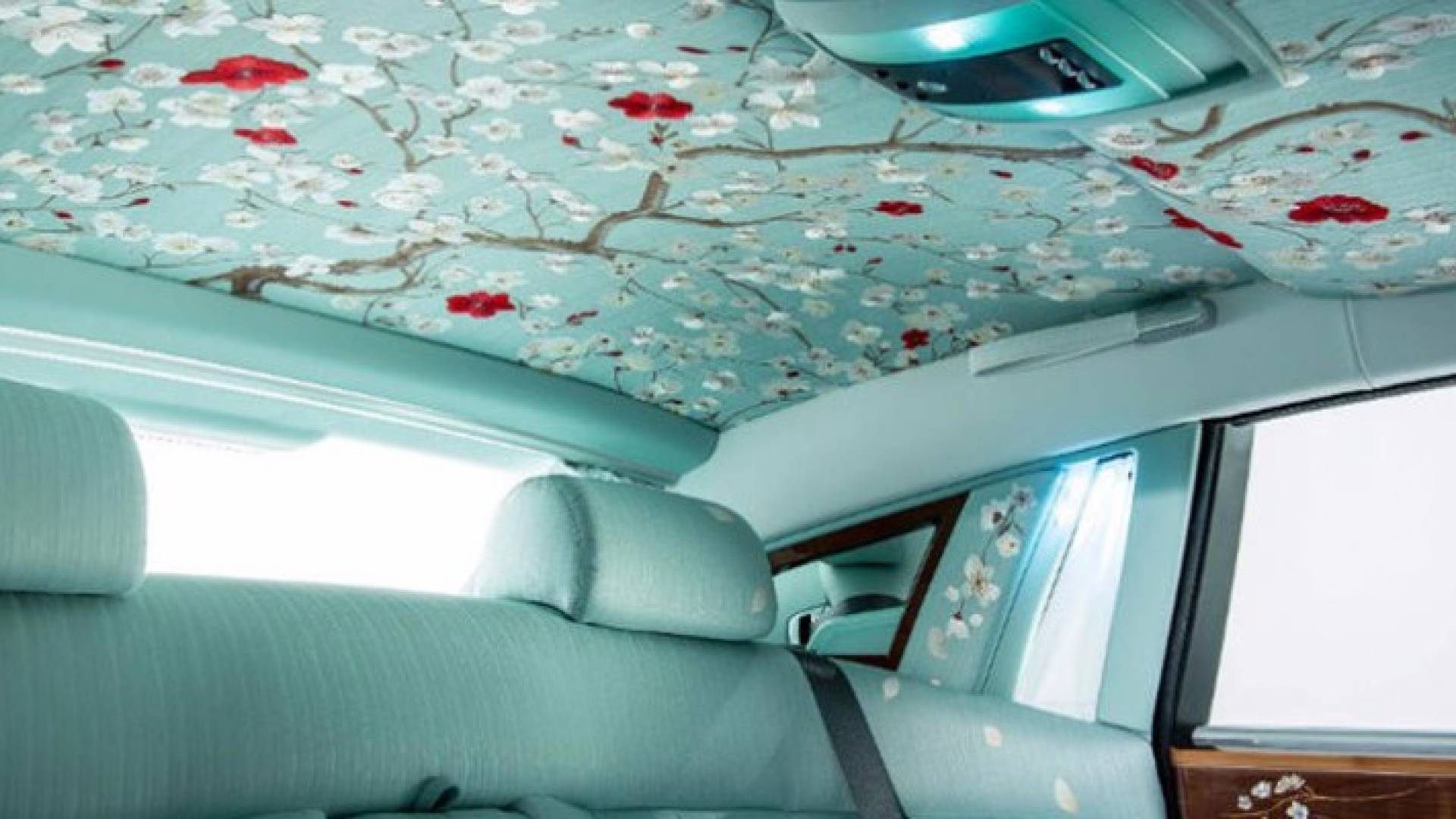 لؤلؤ وحرير وزهور كرز.. هل هذه أجمل سيارة في العالم؟