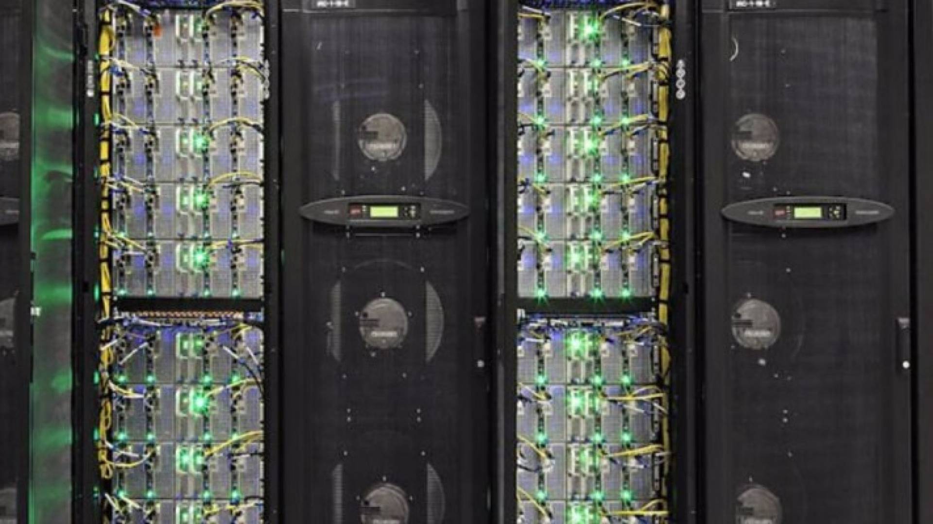 كمبيوتر عملاق