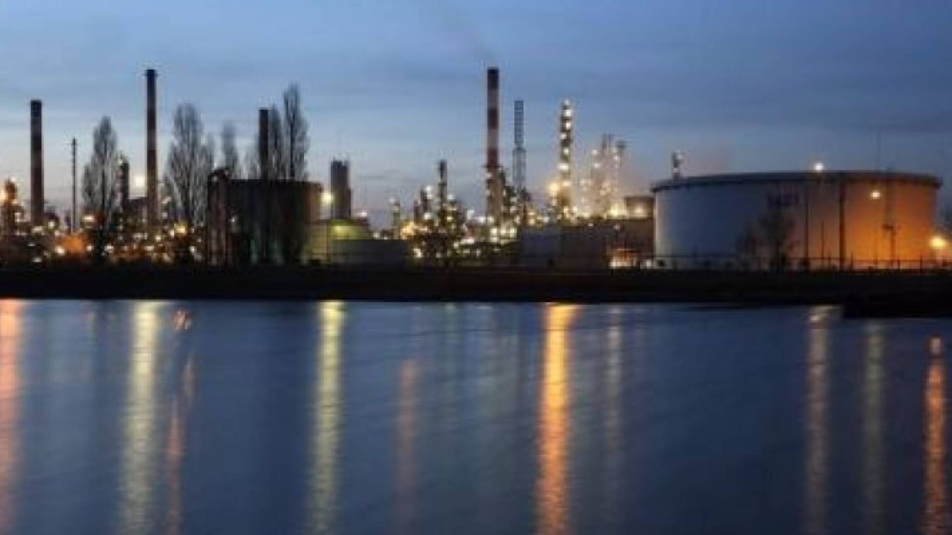 النفط يهبط بفعل زيادة منصات الحفر الأمريكية