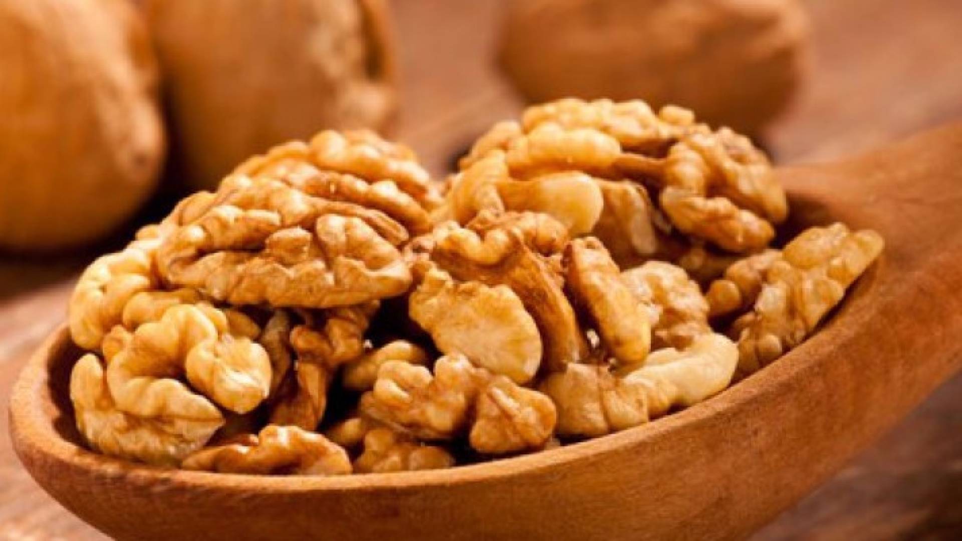الجوز يحد من الإصابة بسرطان القولون