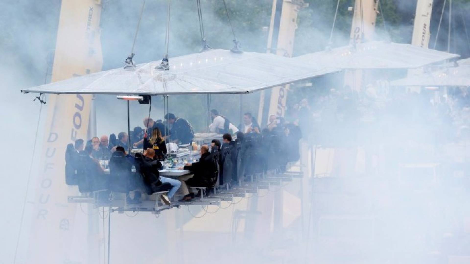 بالصور: "عشاء في السماء" في بروكسل