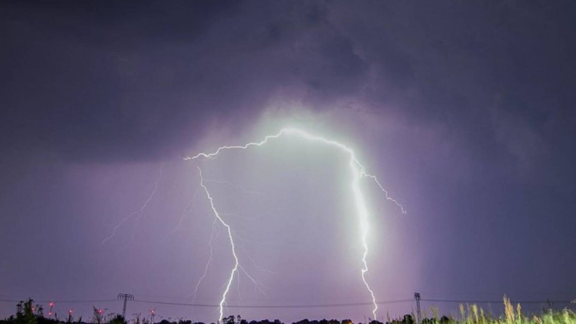 أقيم المهرجان في ظل توقعات بعواصف رعدية واحتمال سقوط برد