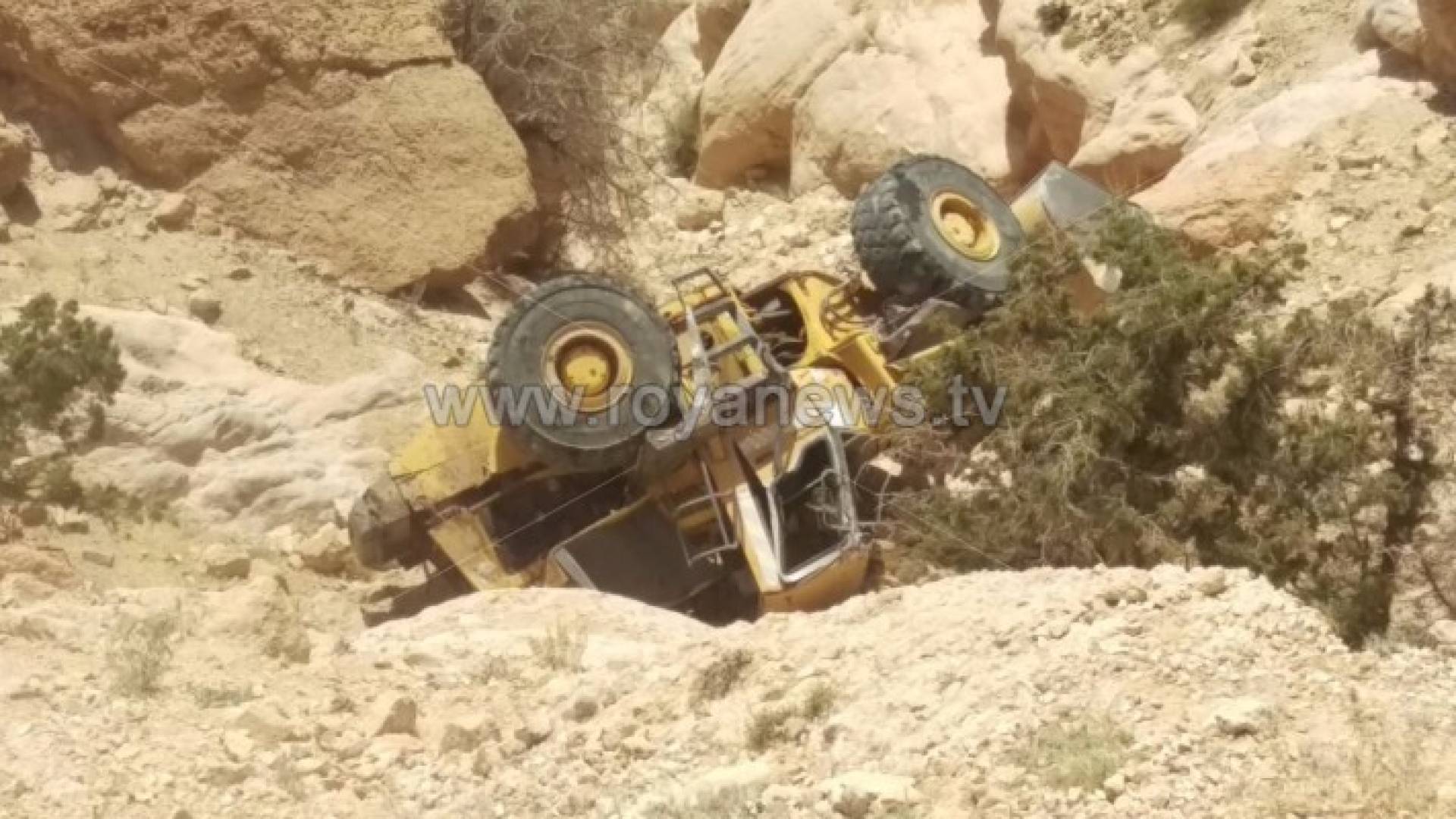 اصابة شخص بجروح ورضوض في حادث انقلاب جرافة في البترا