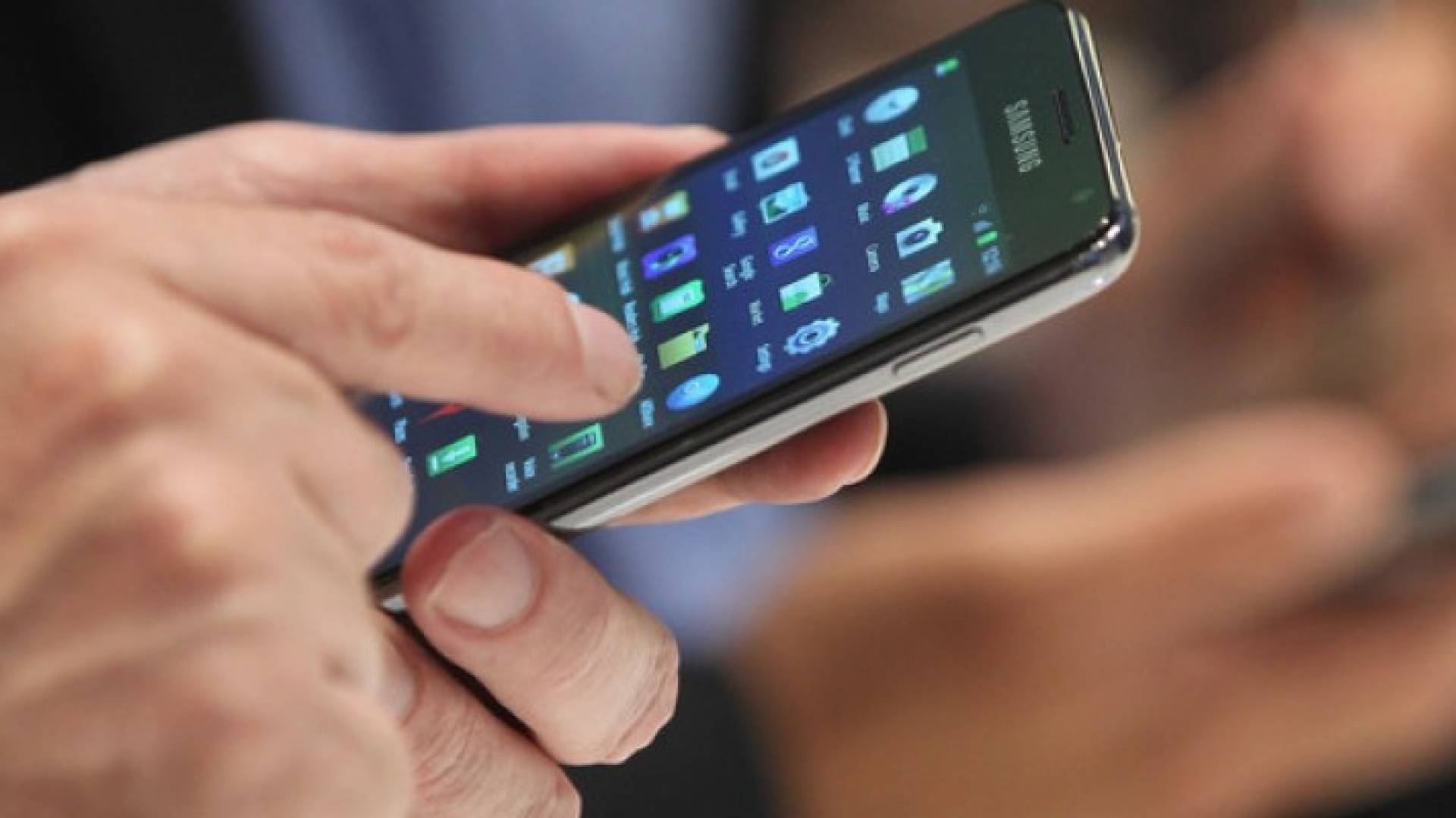 أيهما أقرب إليك هاتفك أم أصدقاؤك؟