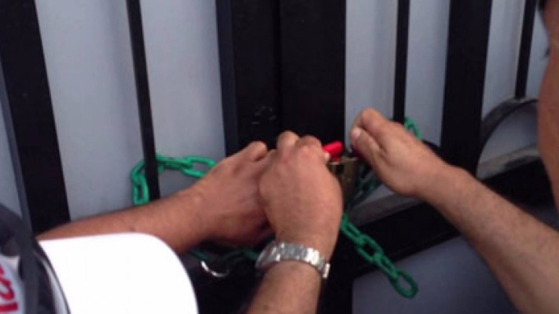 اغلاق مصنع للألبان بالشمع الأحمر .. تفاصيل