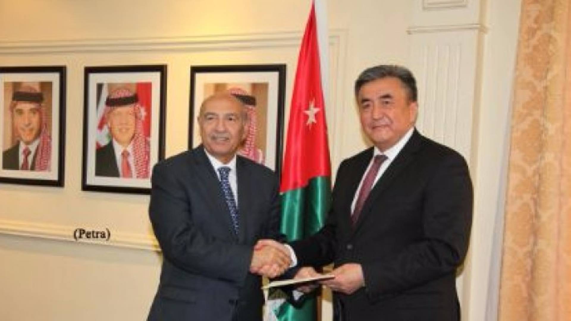 "الخارجية" تتسلم نسخا من اوراق اعتماد سفراء