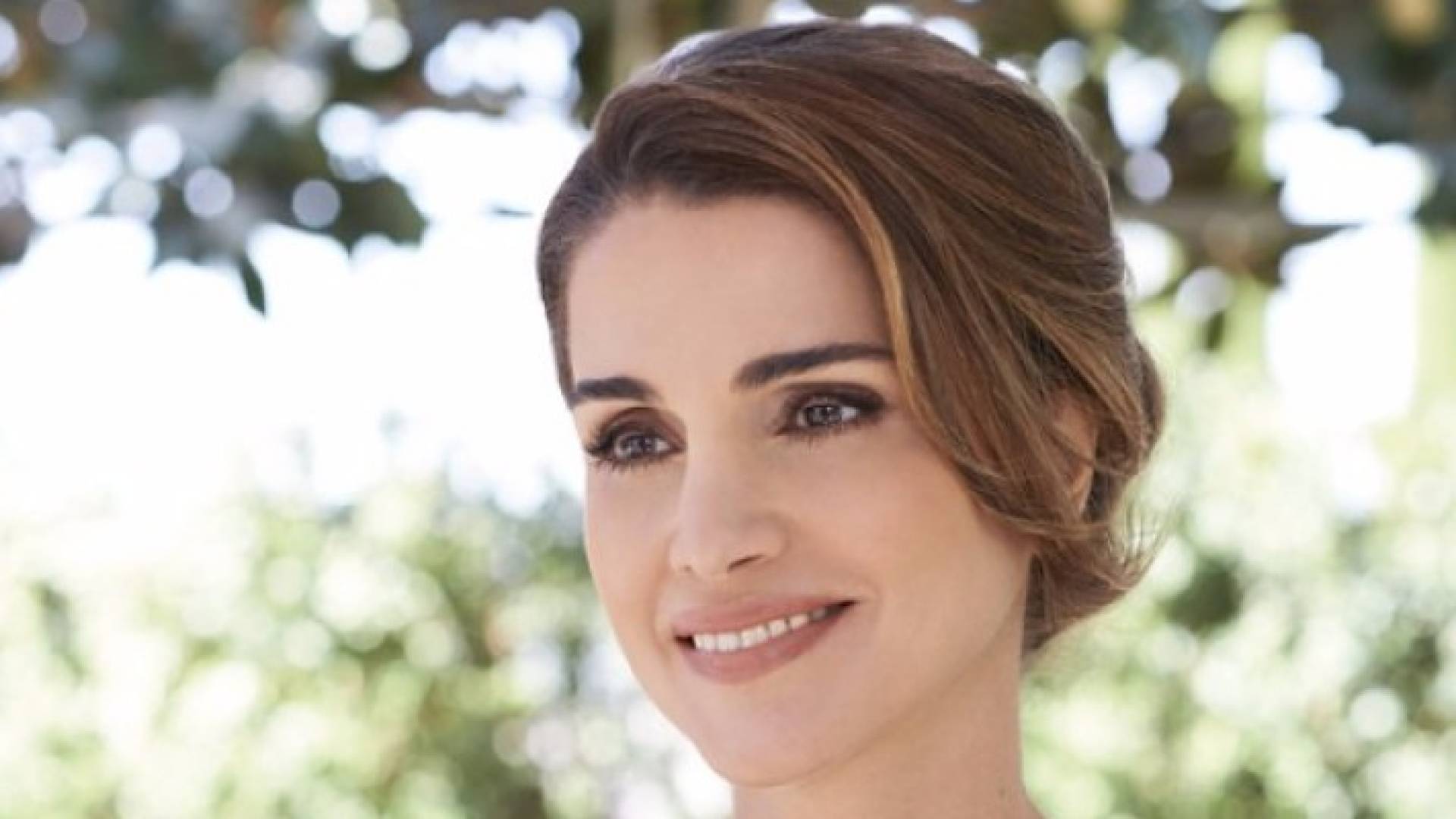 الملكة تهنئ بحلول رمضان "حل ببركاته علينا" .. صورة