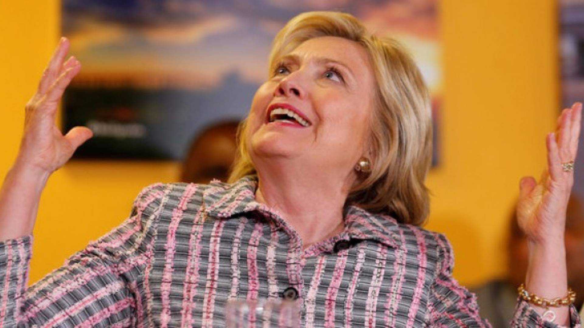 كلينتون تفوز ببورتو ريكو وتقترب من خوض السباق الرئاسي