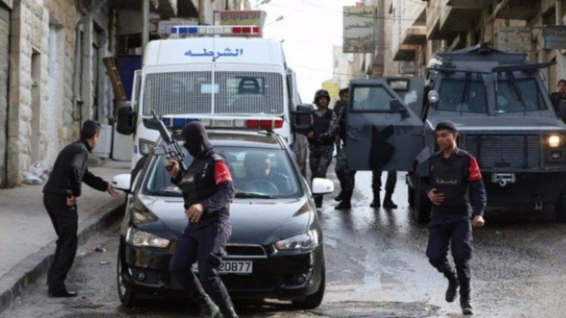 القبض على شخص في عمليات دهم ومتابعة