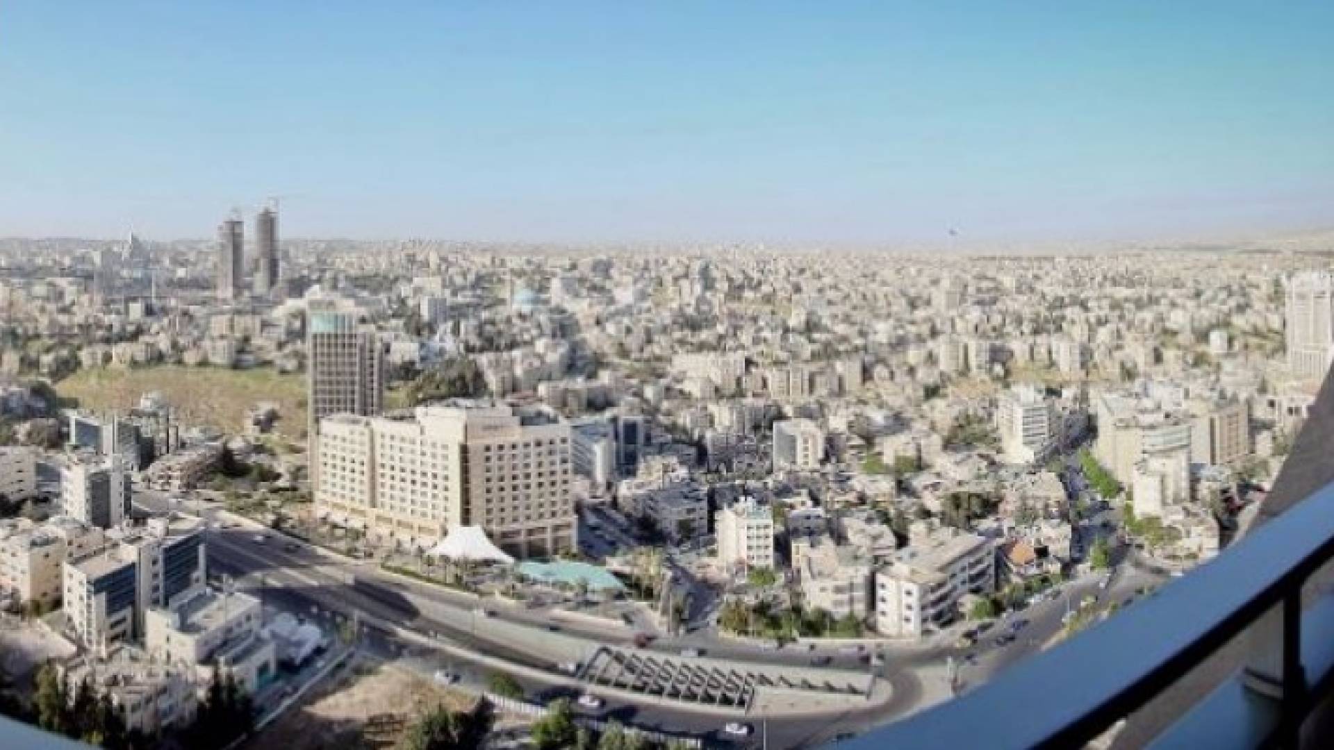 طقس معتدل في عموم المناطق وحار نسبيا في الاغوار