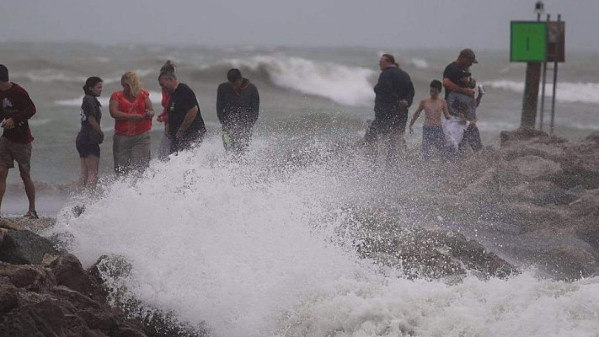 فلوريدا تستعد لمواجهة العاصفة "كولن" .. صور