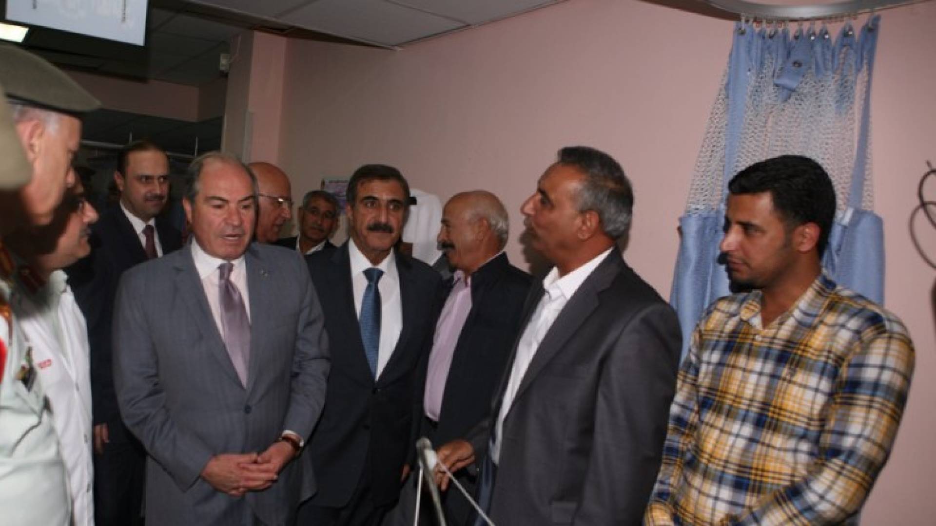 رئيس الوزراء يعود الرقيب العدوان