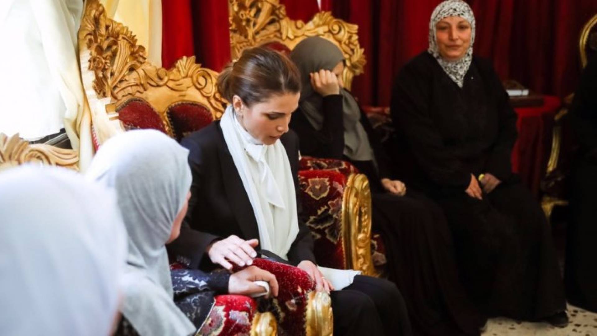 جلالة الملكة رانيا العبدالله تعزي الحيارات والعوامله والقعايده
