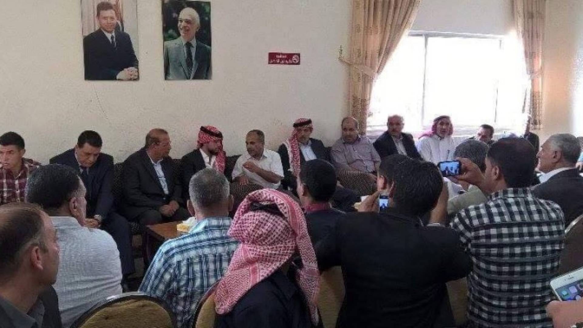 جانب من تقديم العزاء