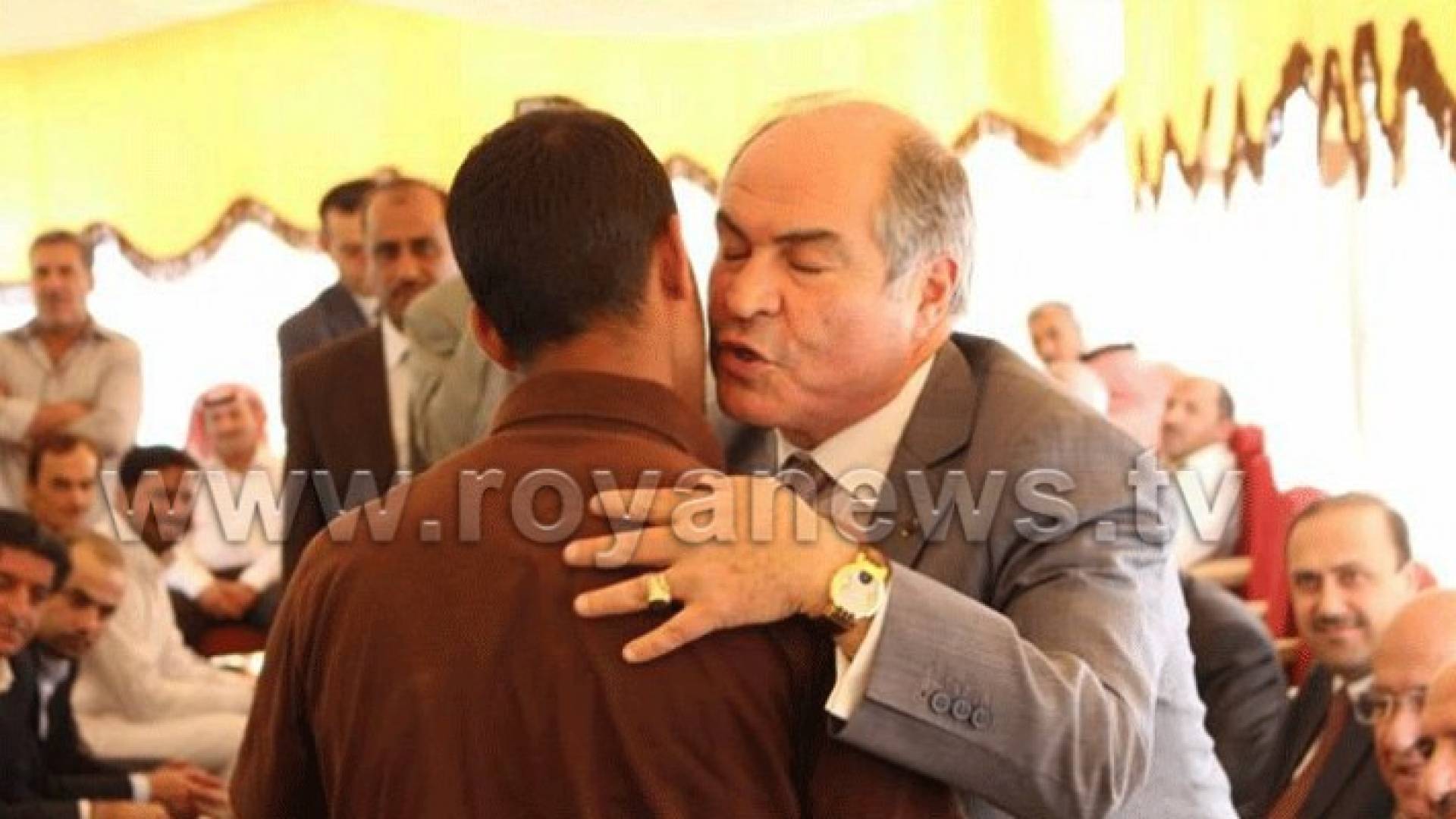 رئيس الوزراء يقدم تعازيه لعائلة الحراحشة في المفرق