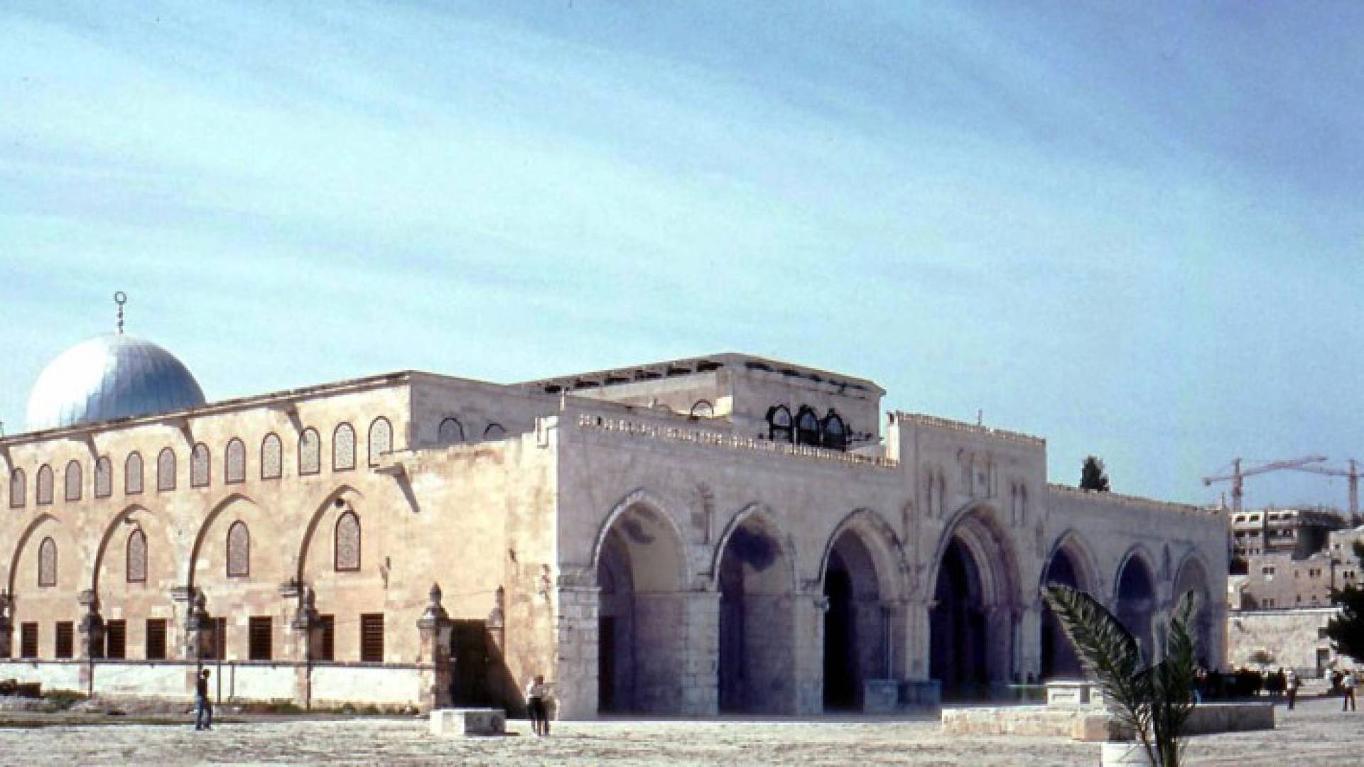 المصلون وحراس الأقصى يتصدون لاقتحام المستوطنين لباحات المسجد