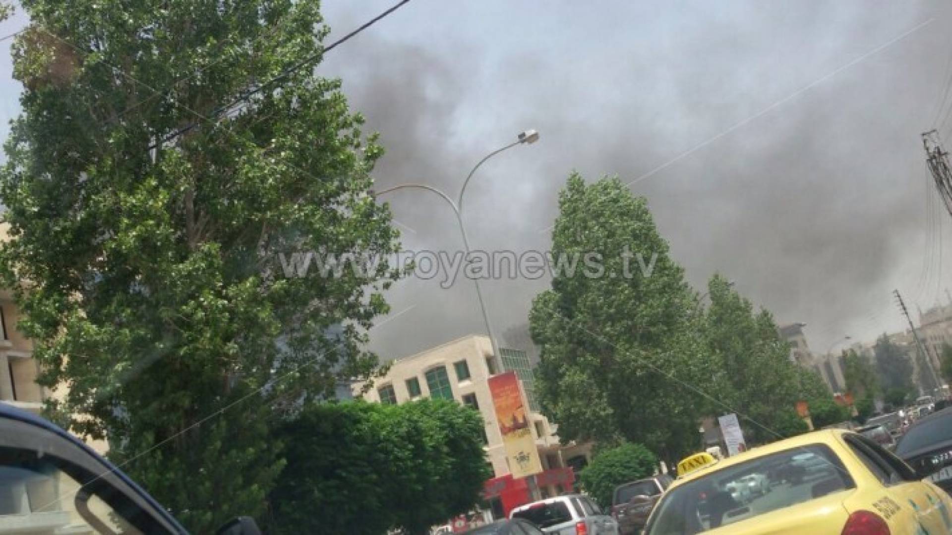 بالصور: حريق " أعشاب جافة " داخل حي سكني في الرابية