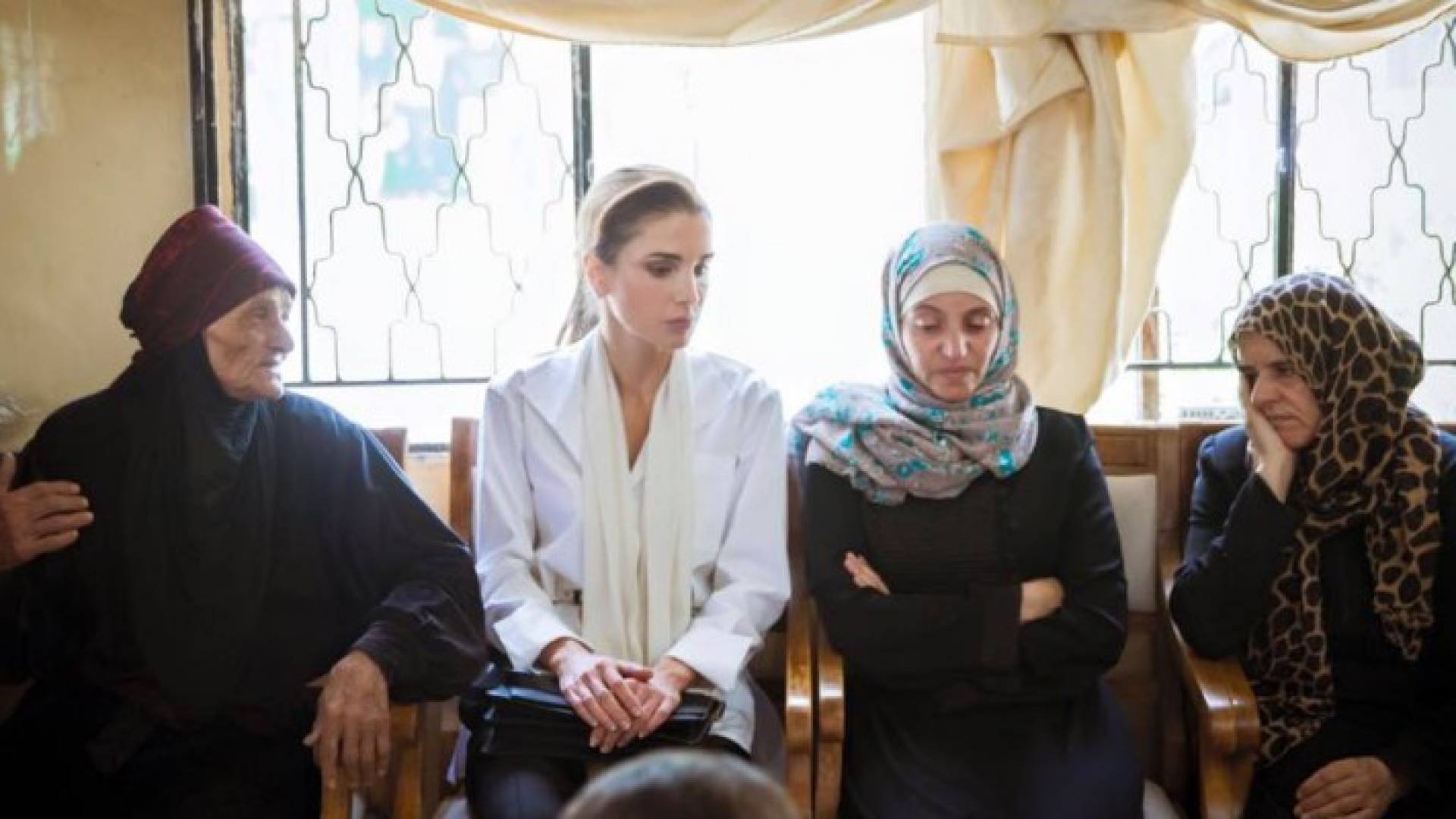 جانب من تقديم العزاء