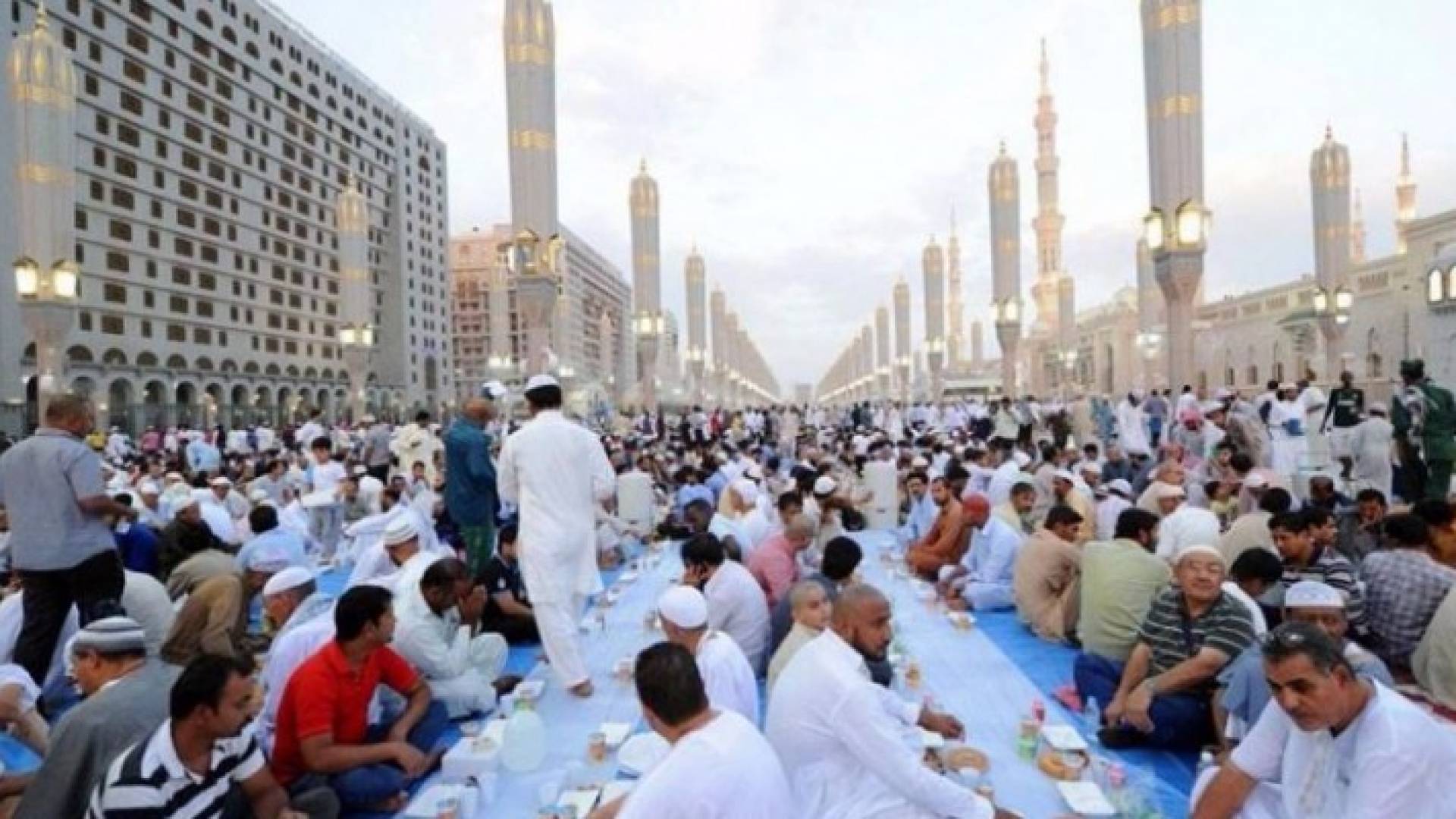 أطول "مائدة إفطار" في العالم داخل المسجد الحرام