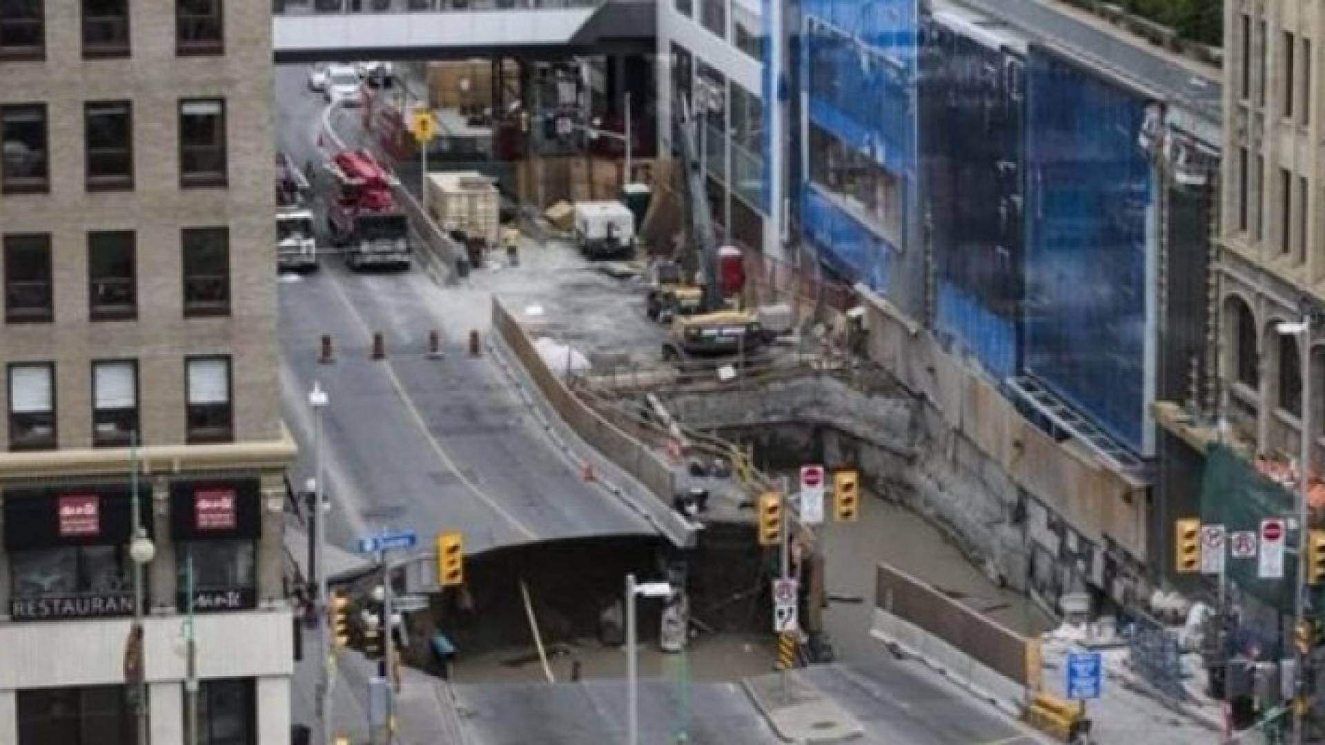 إنهيار أرضي وسط العاصمة الكندية يبتلع سيارة ويتسبب في إجلاء المباني القريبة منه ..صور