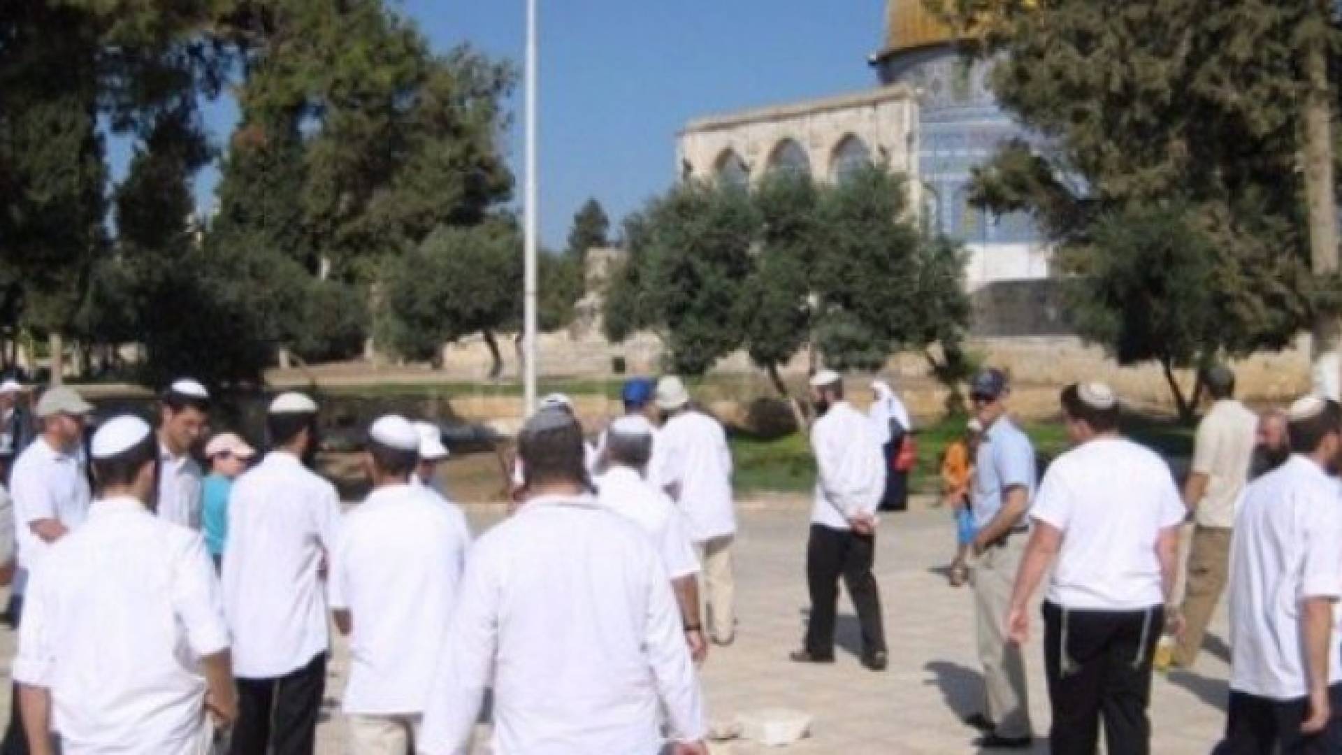 مستوطنون متطرفون يقتحمون باحات المسجد الأقصى