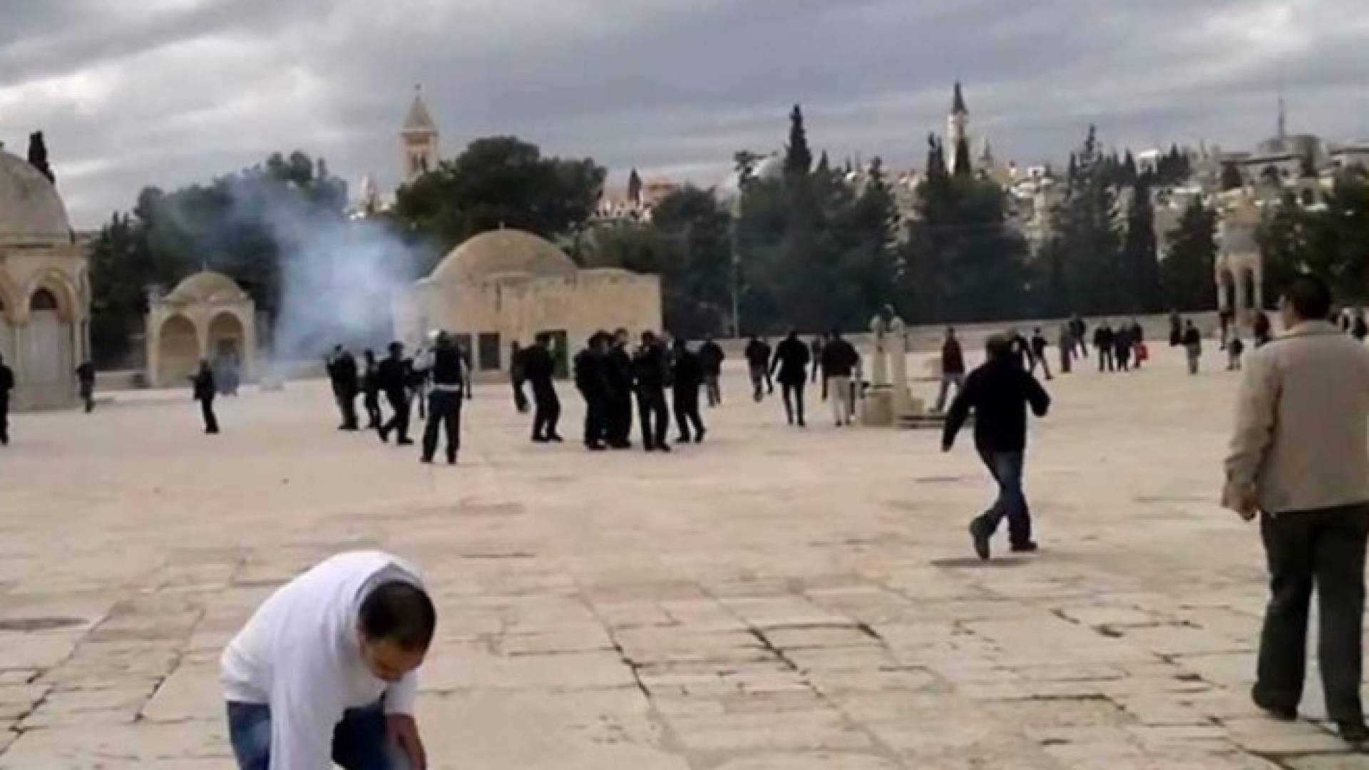 قوات الاحتلال تعتقل احد حراس الأقصى