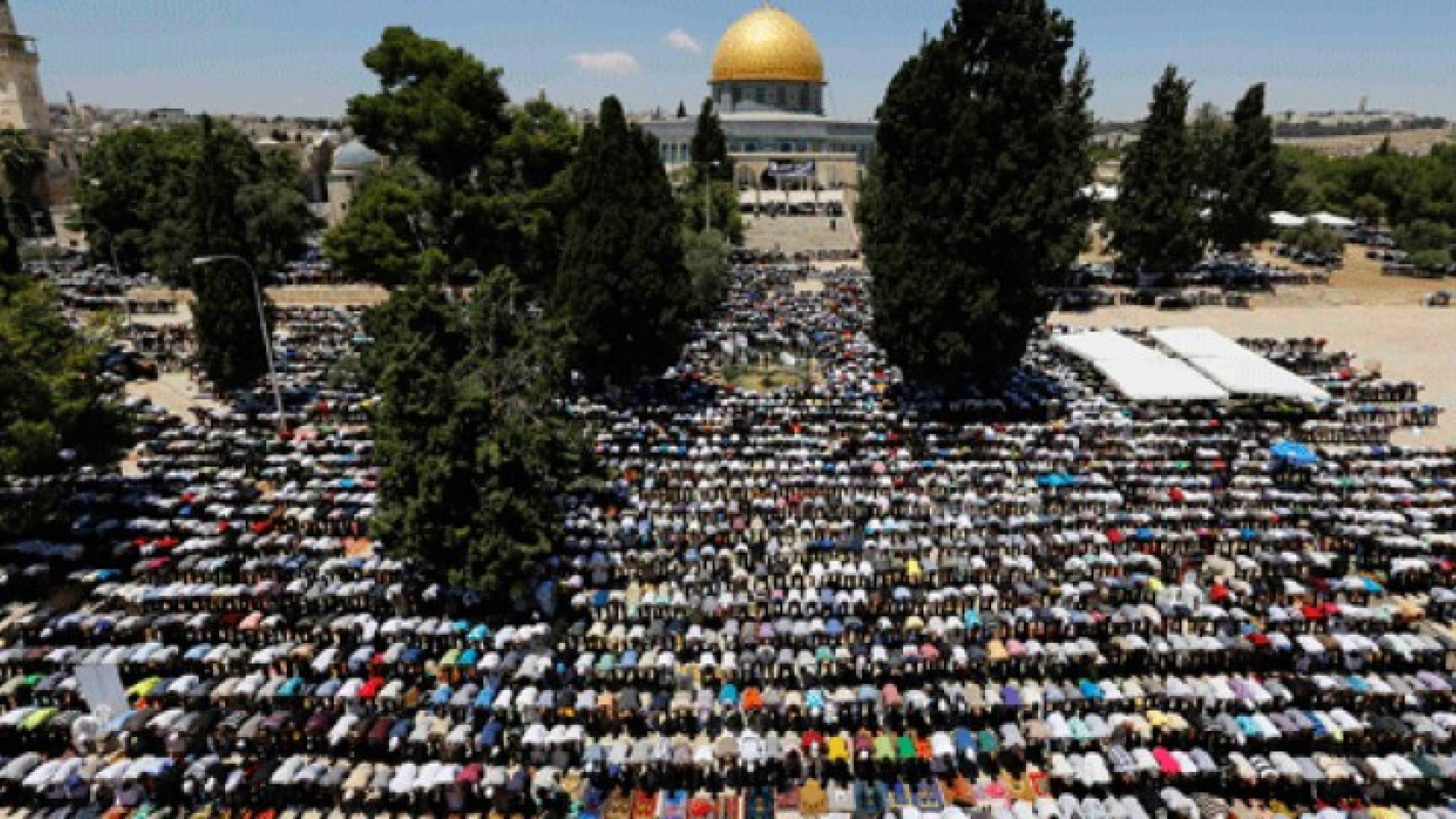 100 ألف مصل يؤدون صلاة الجمعة الاولى من رمضان في المسجد الاقصى