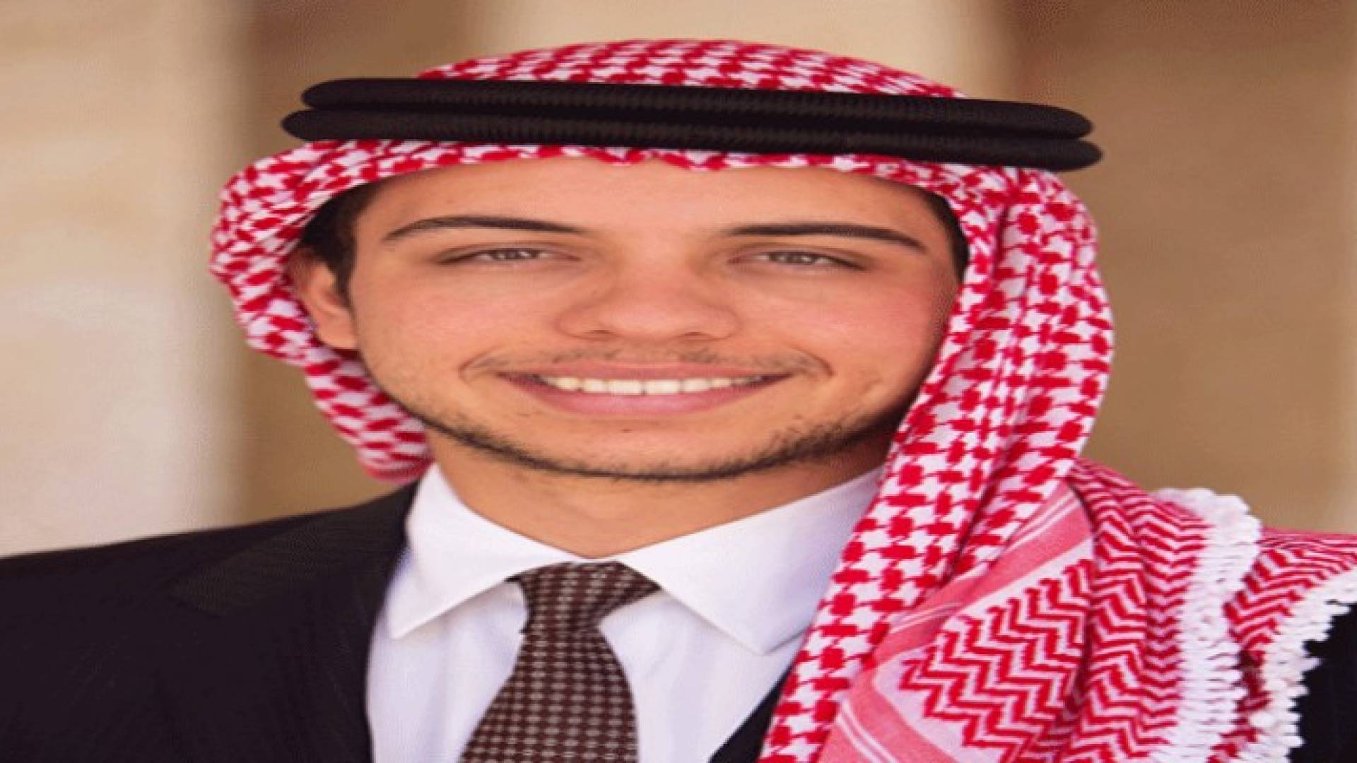 ولي العهد يشارك جموع المصلين أداء صلاة الجمعة الأولى من رمضان