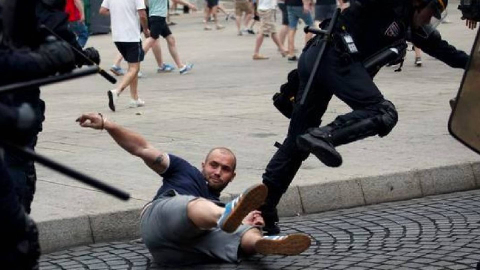 مشجع انجليزي بين الحياة والموت والشرطة تسيطر على أعمال الشغب